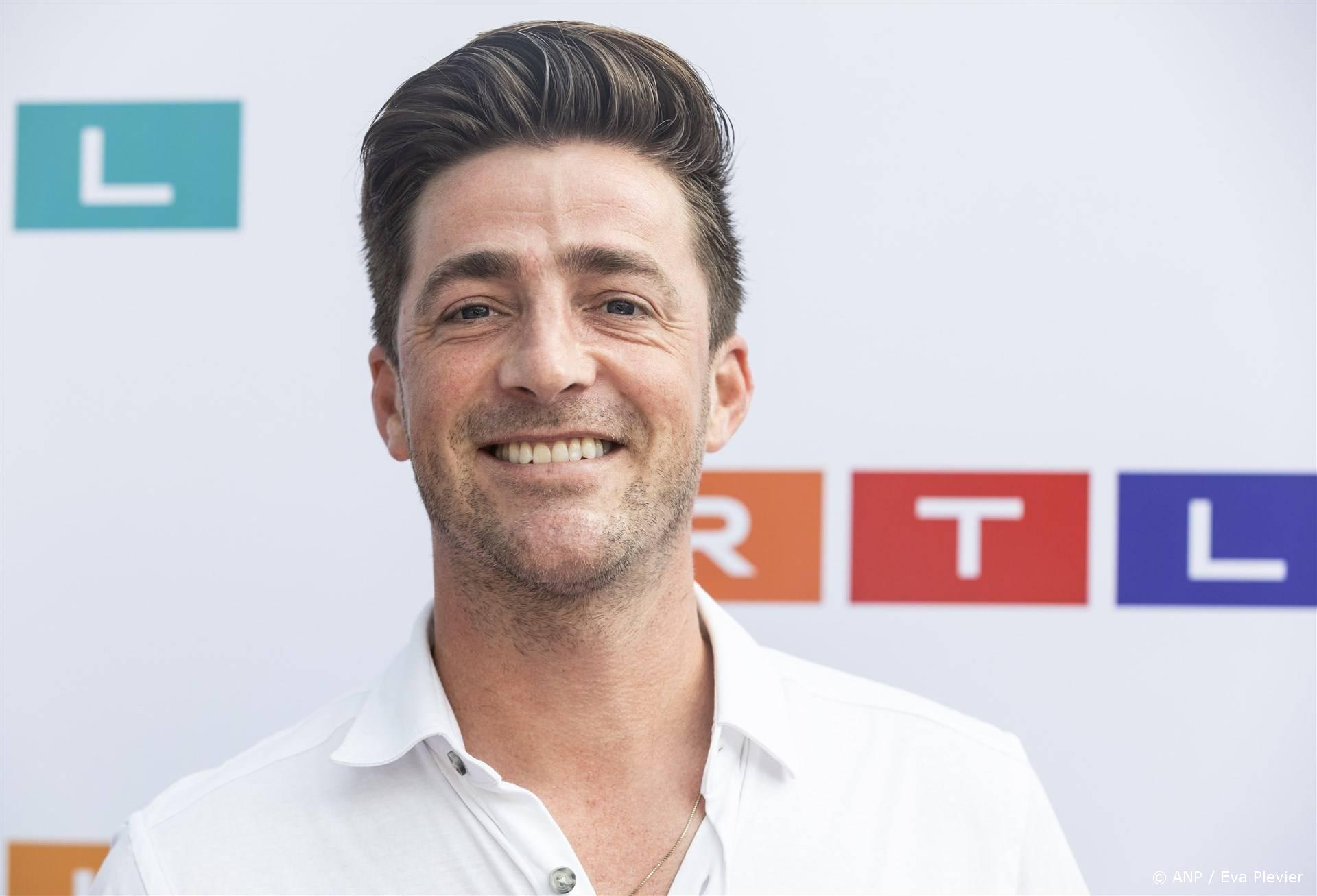 Tv-kok Hugo Kennis in tranen: 'Het spijt ons...' | Shownieuws