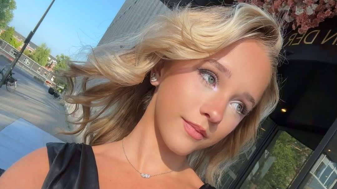 Emma Kok verrast fans met eigen boek: 'OMG!' | Shownieuws
