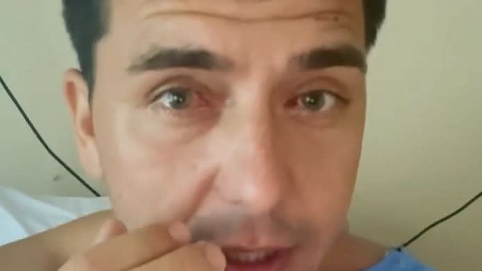 ZIEN: Jan Smit bezeert zijn hoofd en scheldt erop los