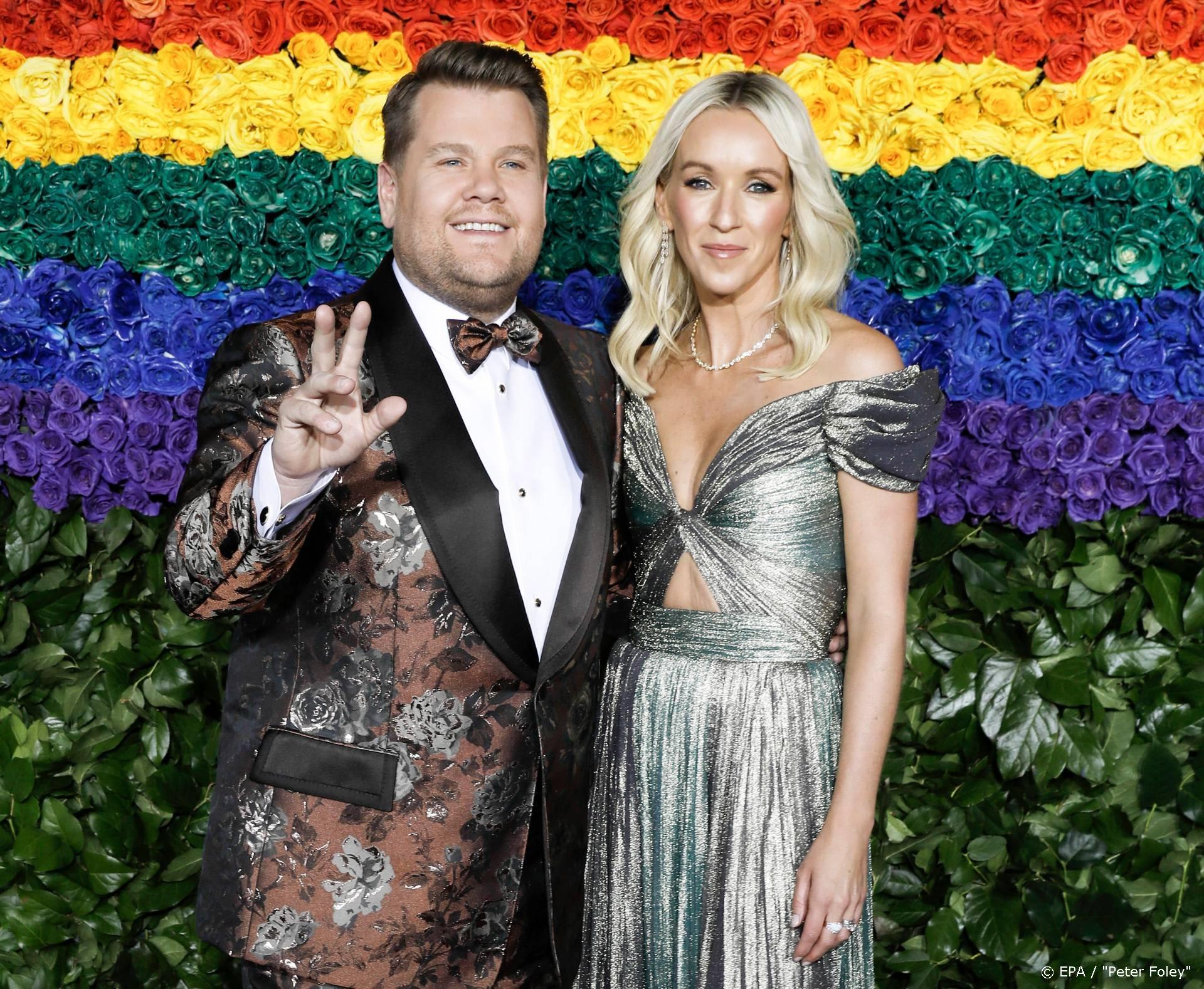 James Corden lacht om zelfgeknipte quarantainekapsels collega's