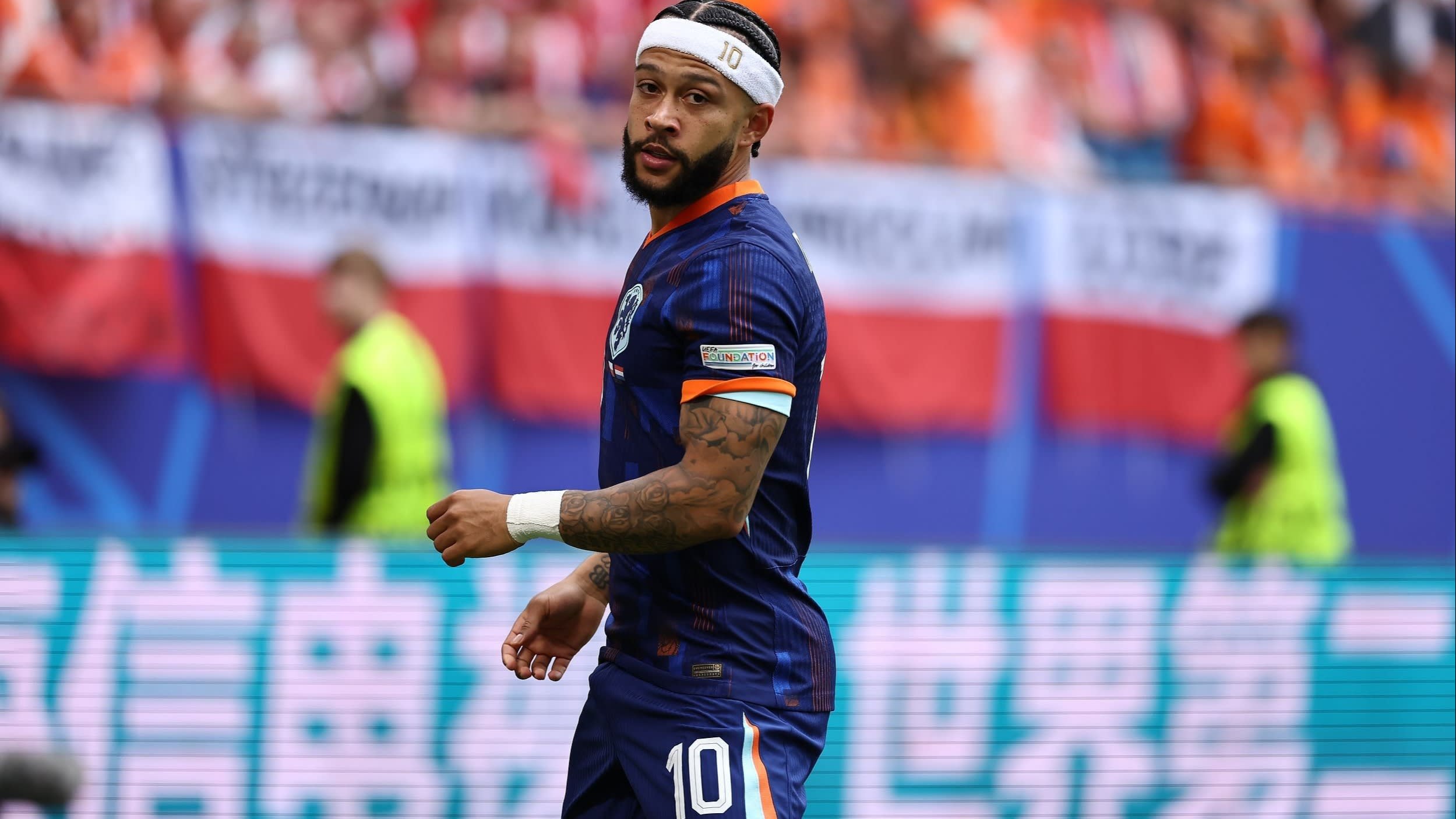 Kijkers Polen-Nederland gaan los op Memphis Depay: 'Bandje voor zijn ogen'