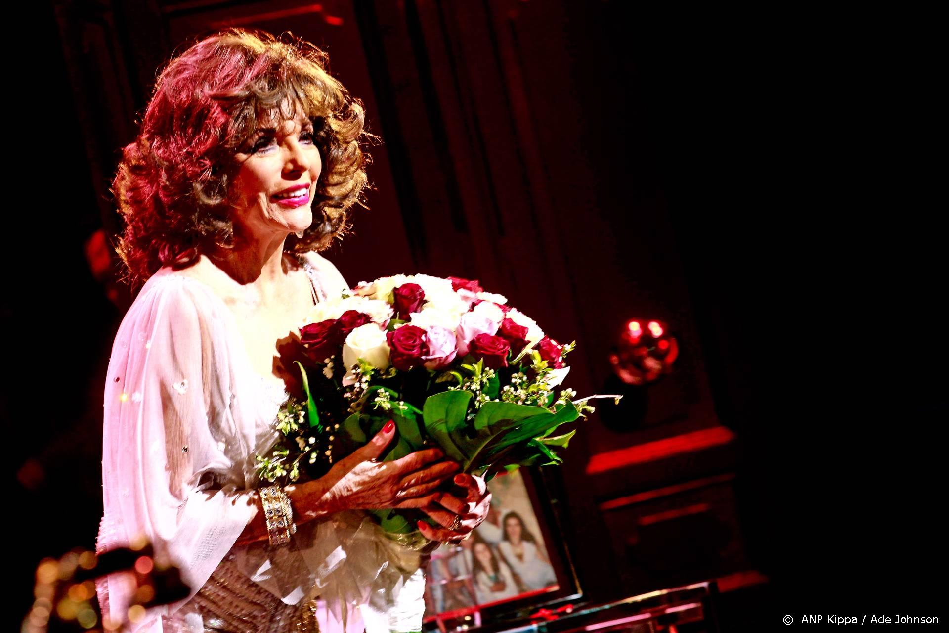 Joan Collins heeft eerste vaccinatie te pakken