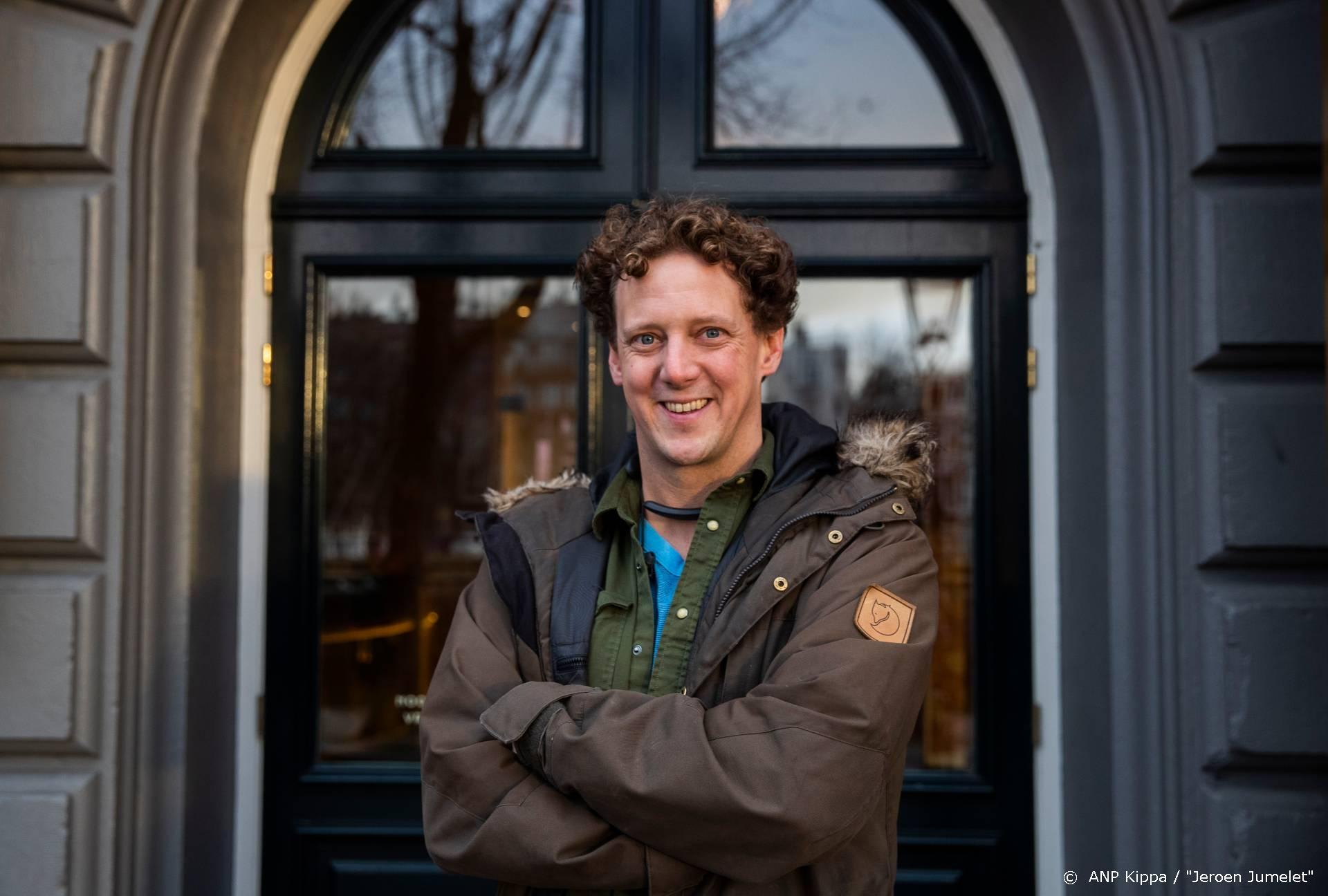 Jochem Myjer raspt handen stuk op vakantie