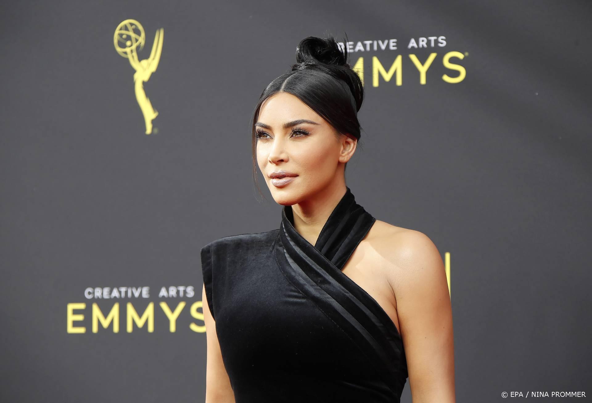 Kim Kardashian maakt grappen over familie in SNL-debuut