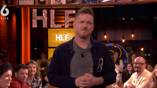 Johnny de Mol in tranen bij afscheidswoord in HLF8