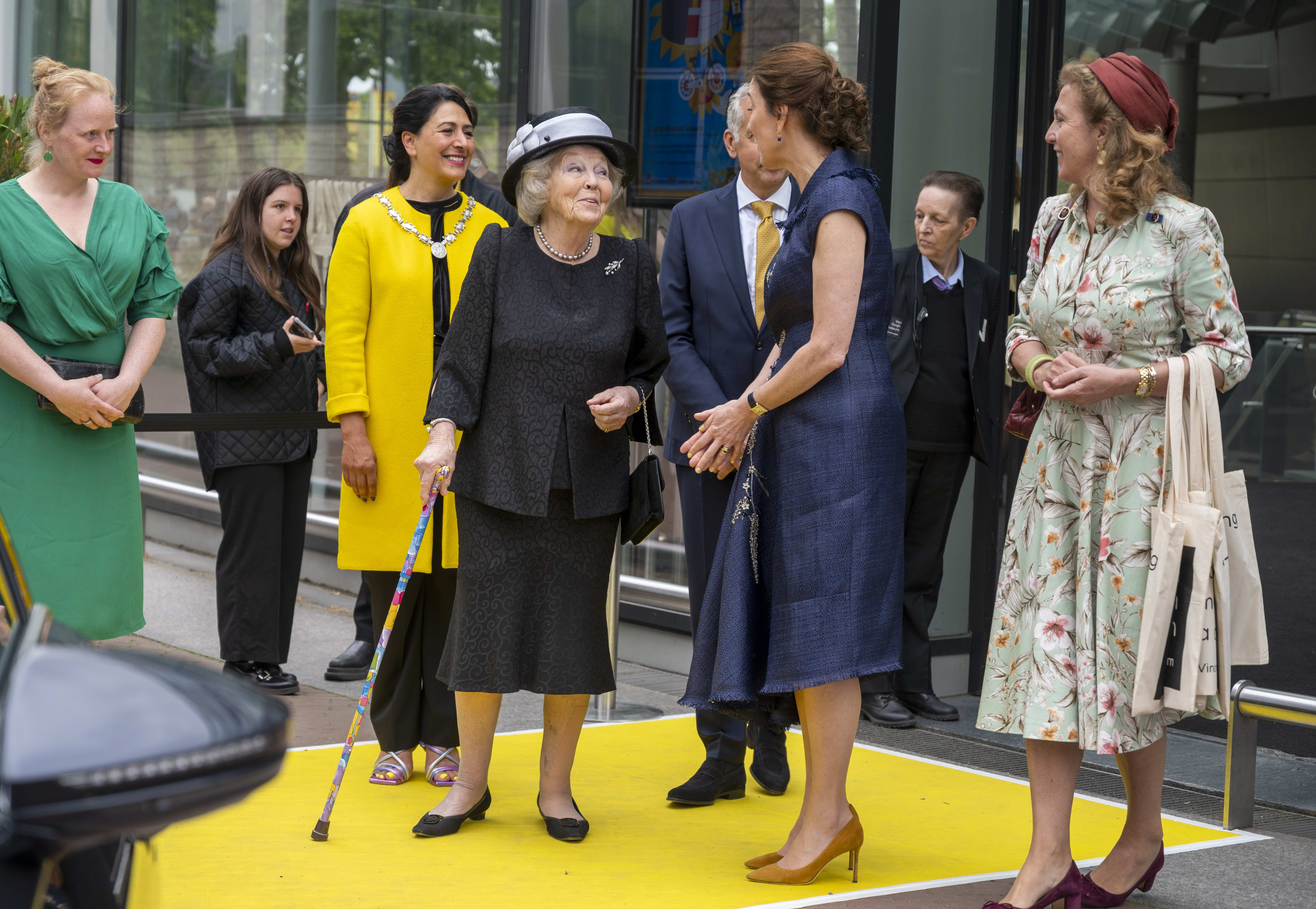 Hierom loopt prinses Beatrix met wandelstok