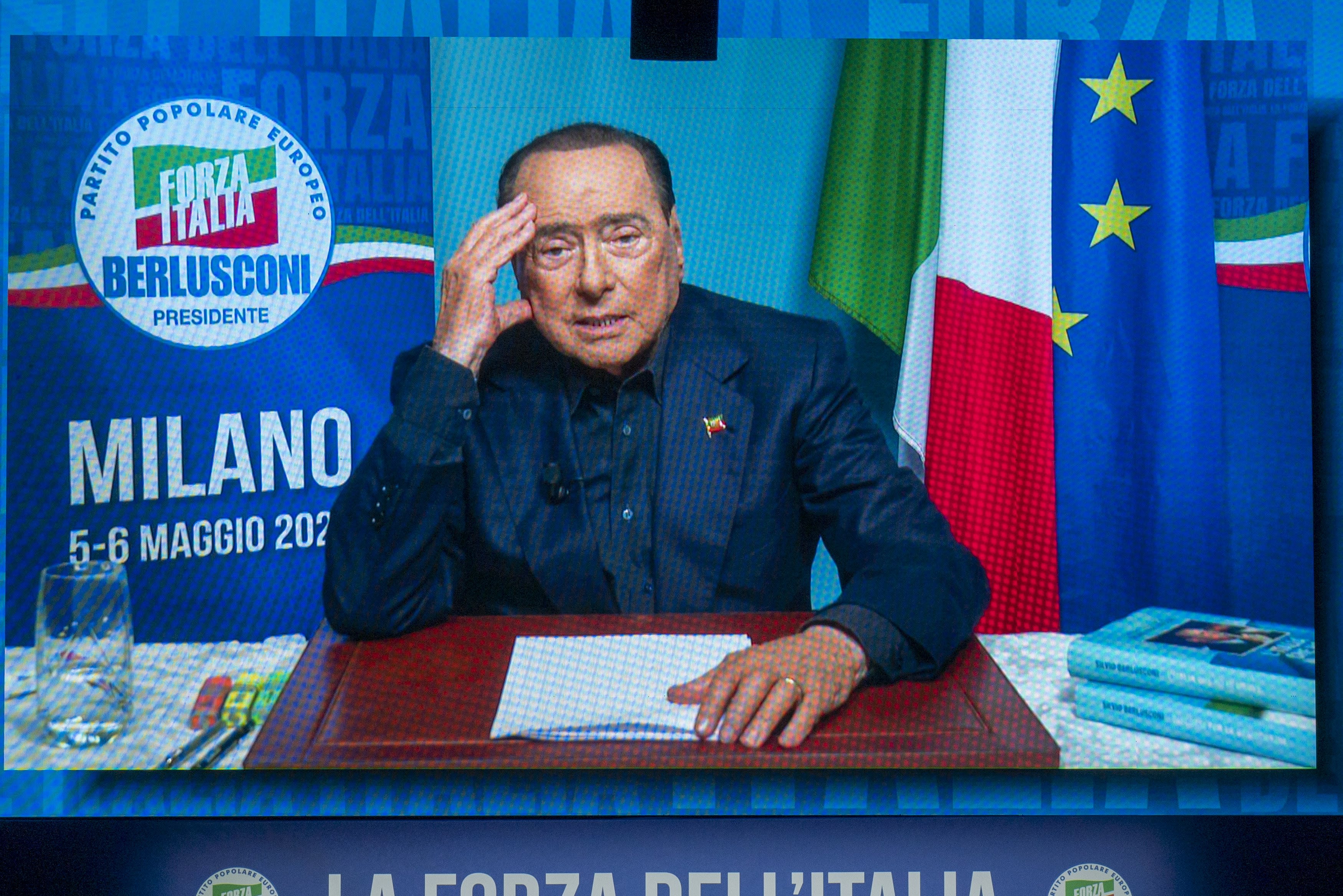 Berlusconi houdt toespraak vanuit ziekenhuis