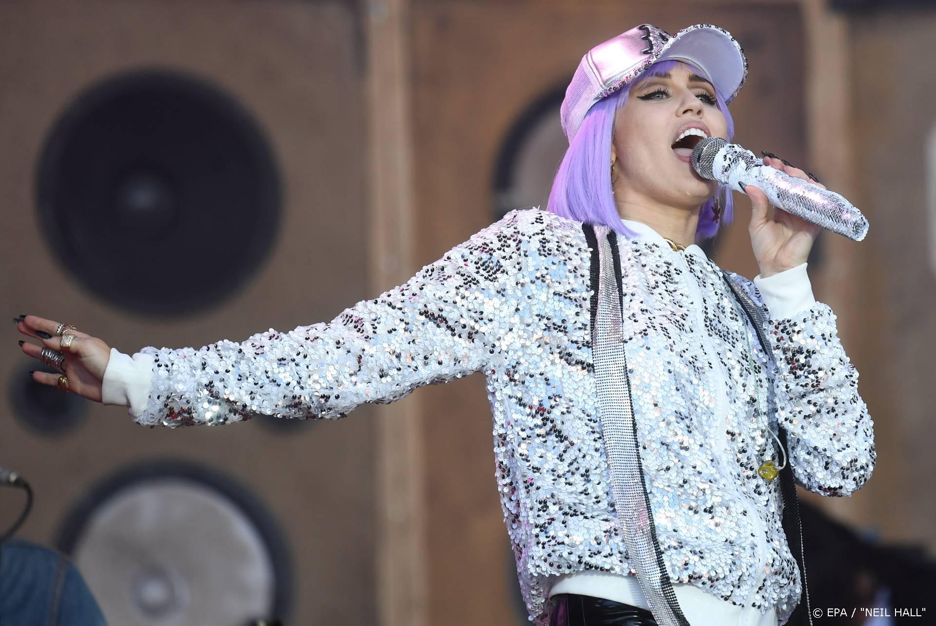 Miley Cyrus loopt mee in modeshow Marc Jacobs