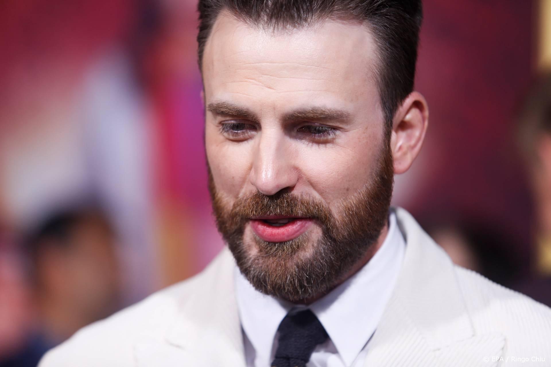 Chris Evans geeft zich iets te veel bloot op social media