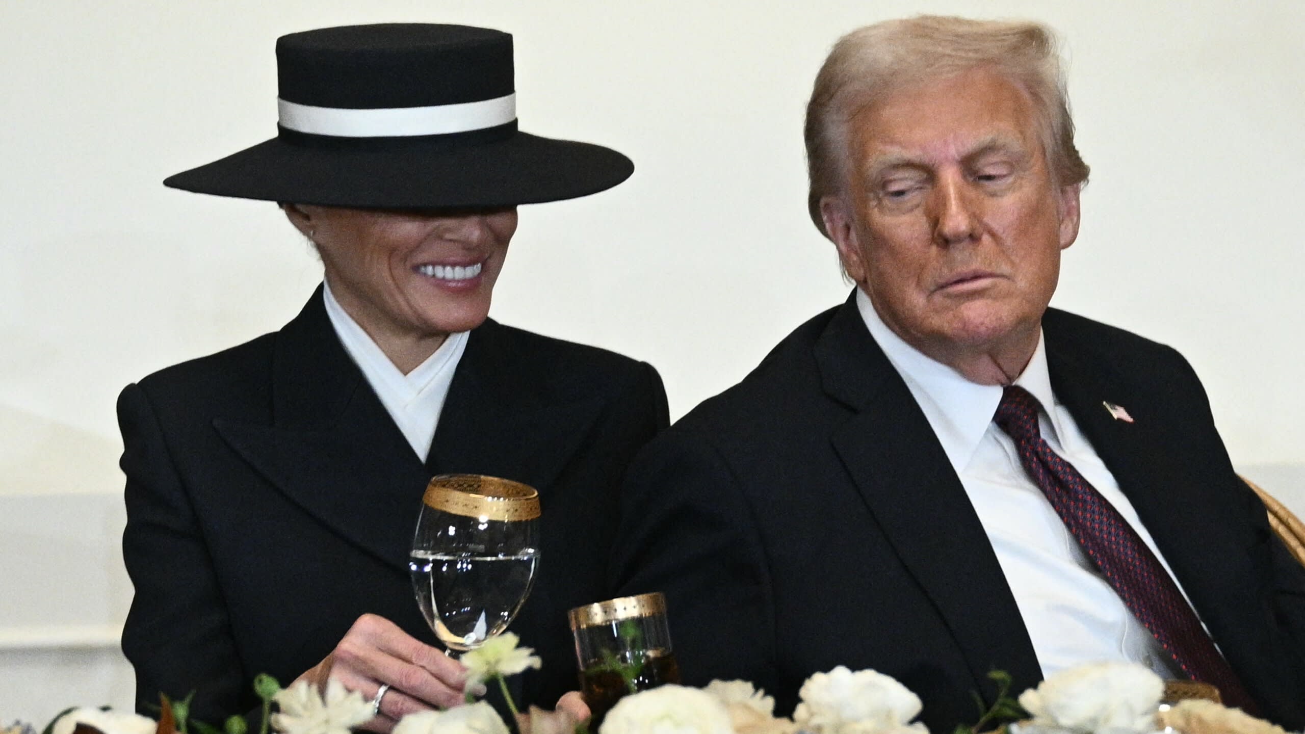 Kijkers smullen om outfitkeuze Melania Trump en 'mislukte kus' | Shownieuws