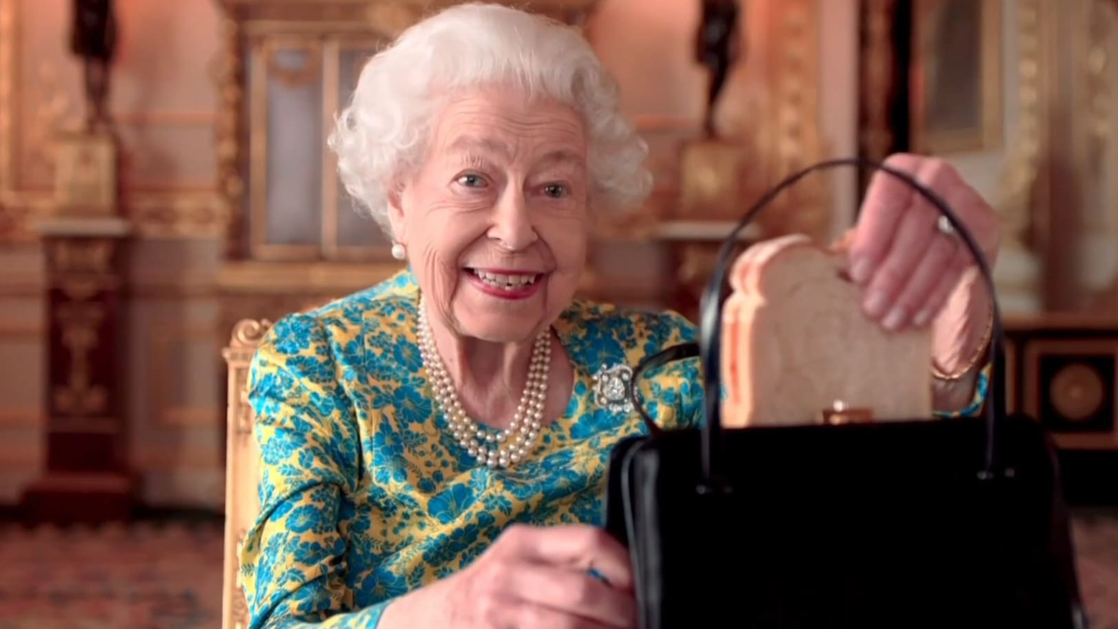 Acterende Queen Elizabeth met beertje Paddington hit op sociale media