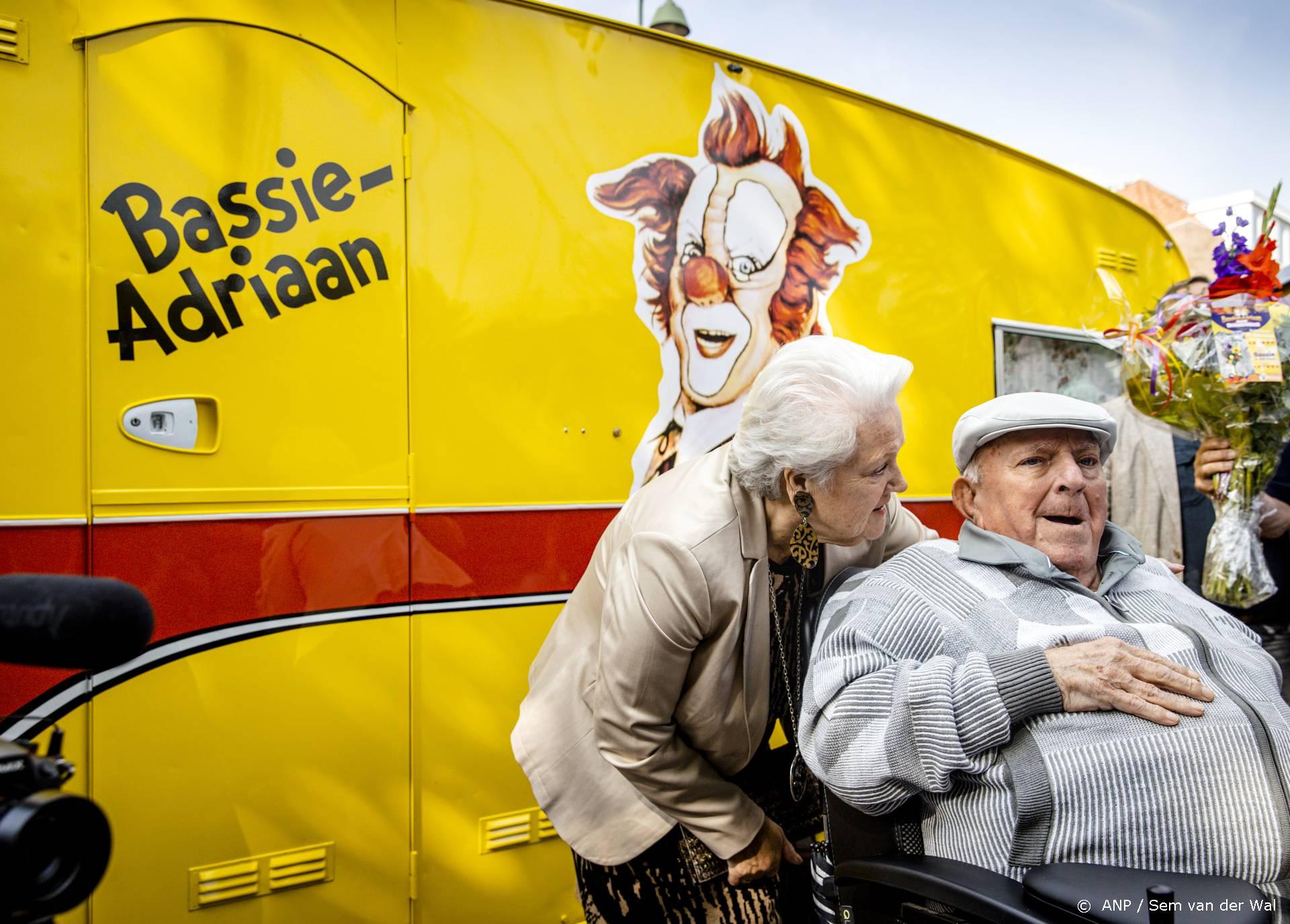 Clown Bassie genoot van defilé 86e verjaardag