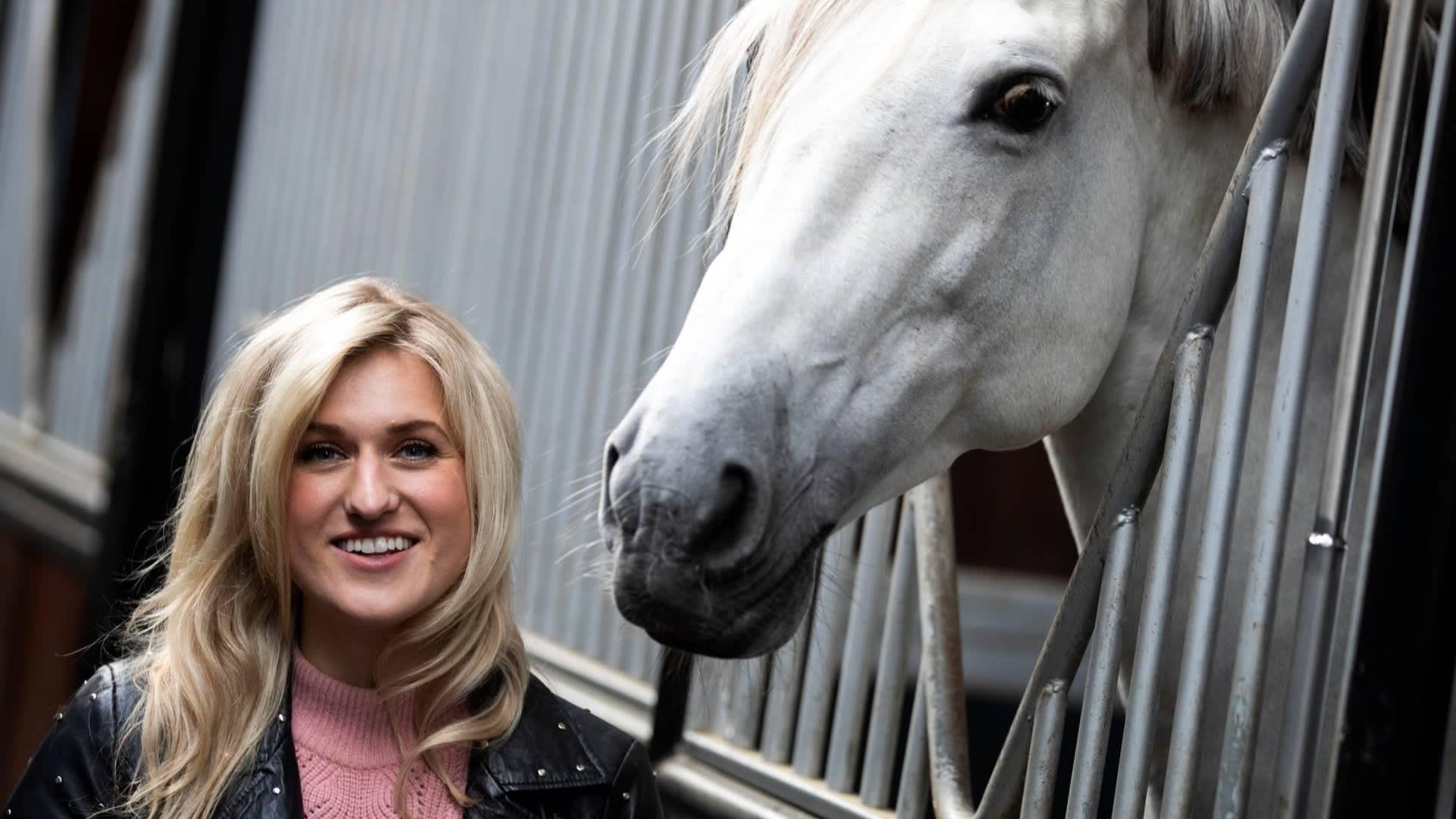Hart paardengek Britt Dekker breekt
