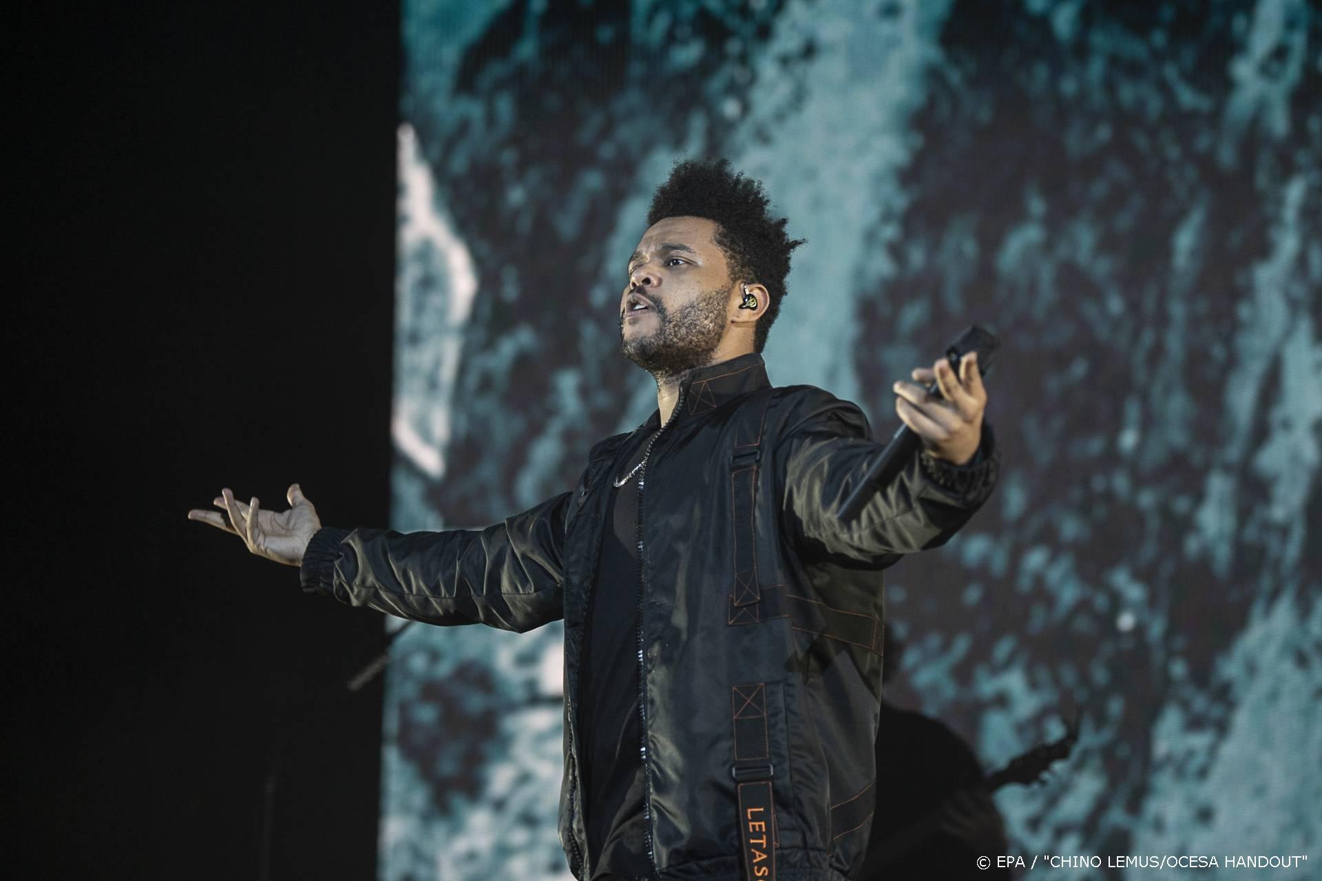 The Weeknd duwt Tones and I van troon