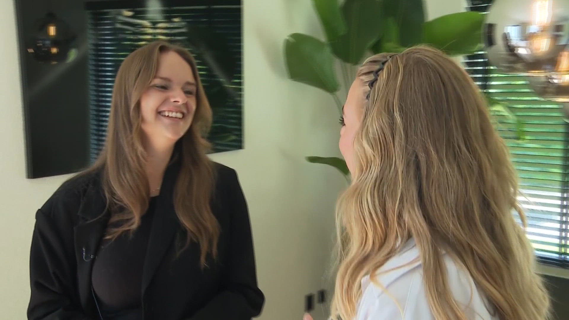 Bondgenoten-Manon legt uit waarom ze haar borsten aan El Che toonde ...