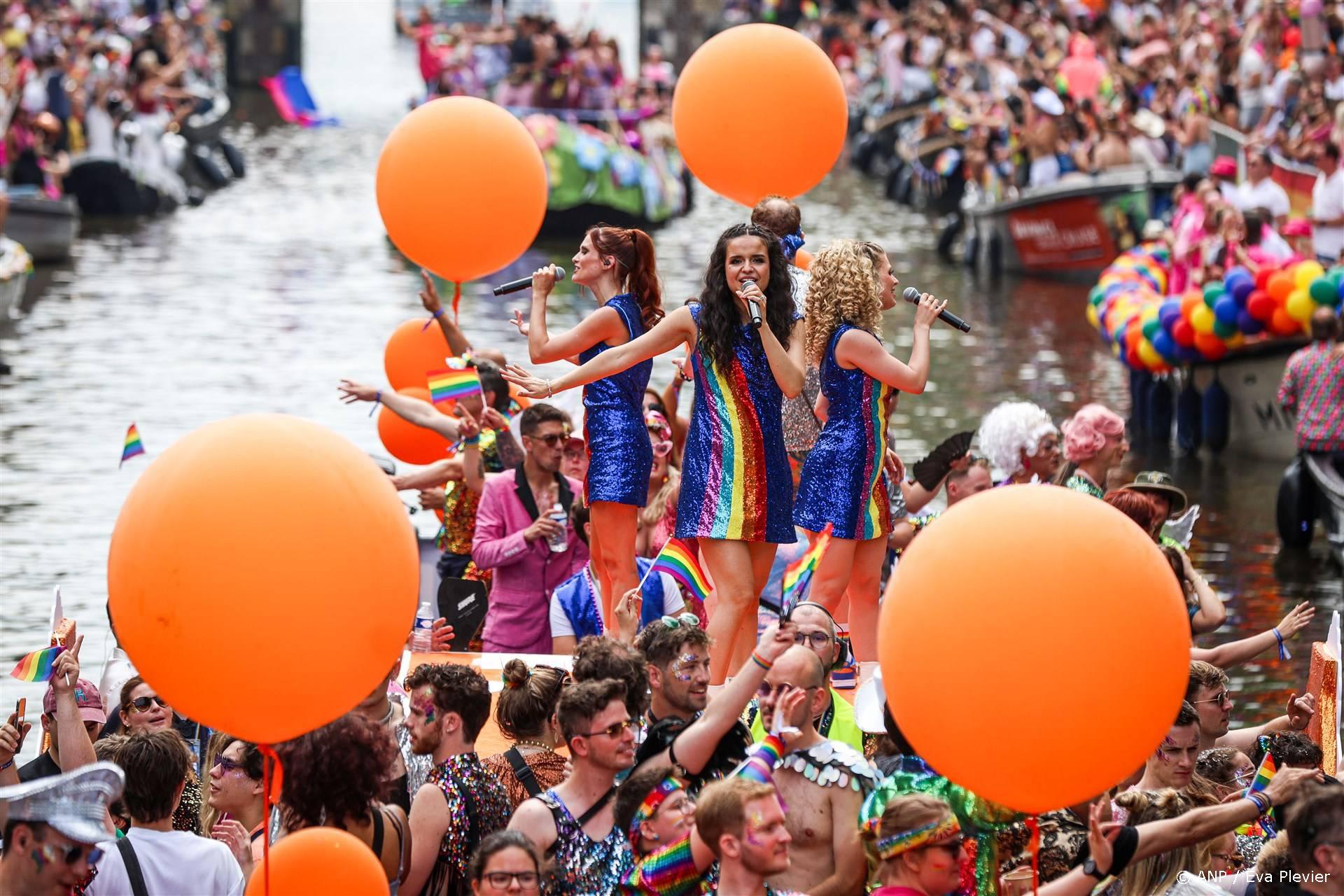 ZIEN: BN'ers dansen op boten tijdens Canal Parade 