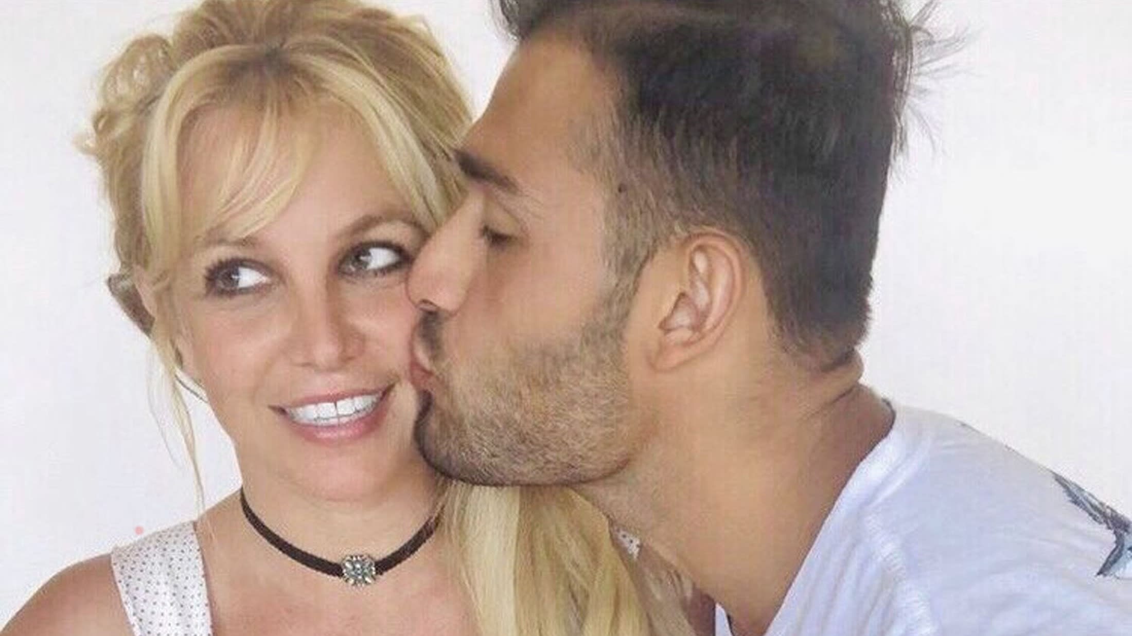 ZIEN: Britney Spears schittert in bruidsjurk van Versace