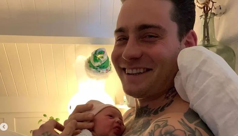 Douwe Bob lacht om grappen na 'derde baby'-nieuws