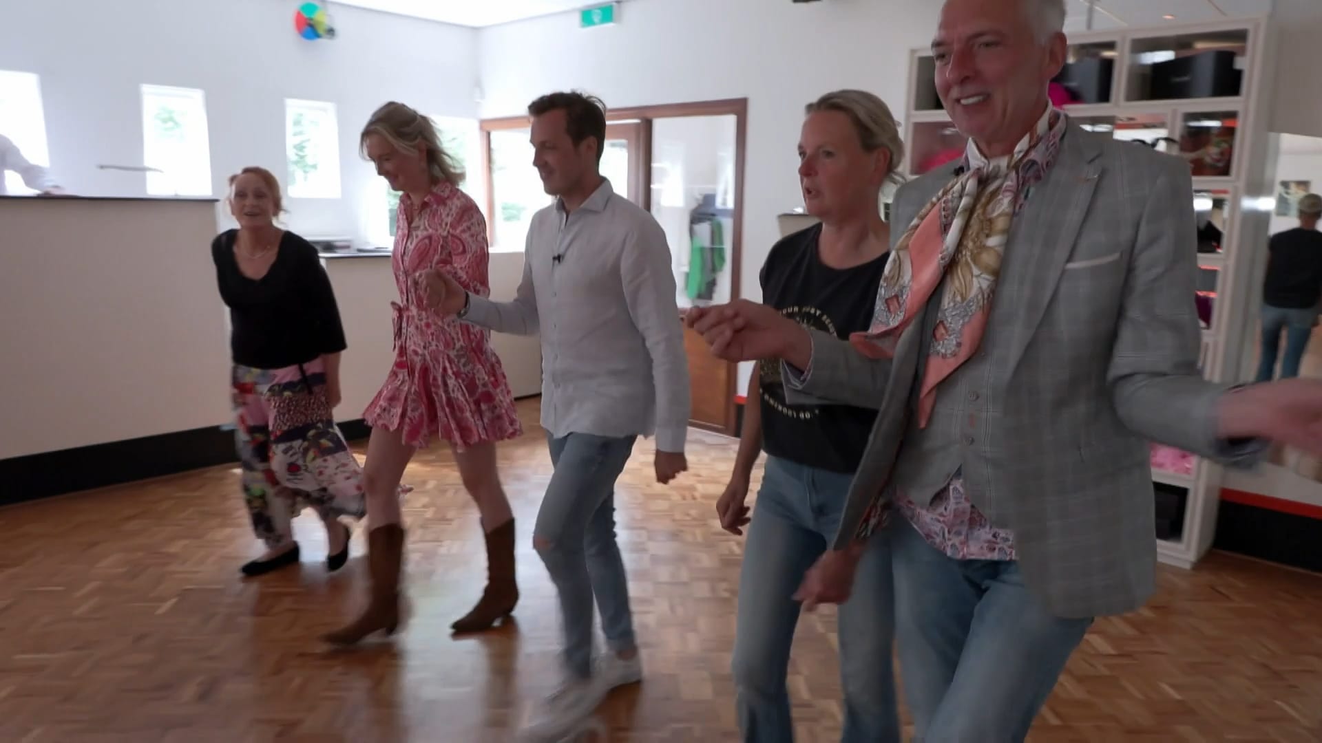 Martien en de familie gaan op DANSLES!