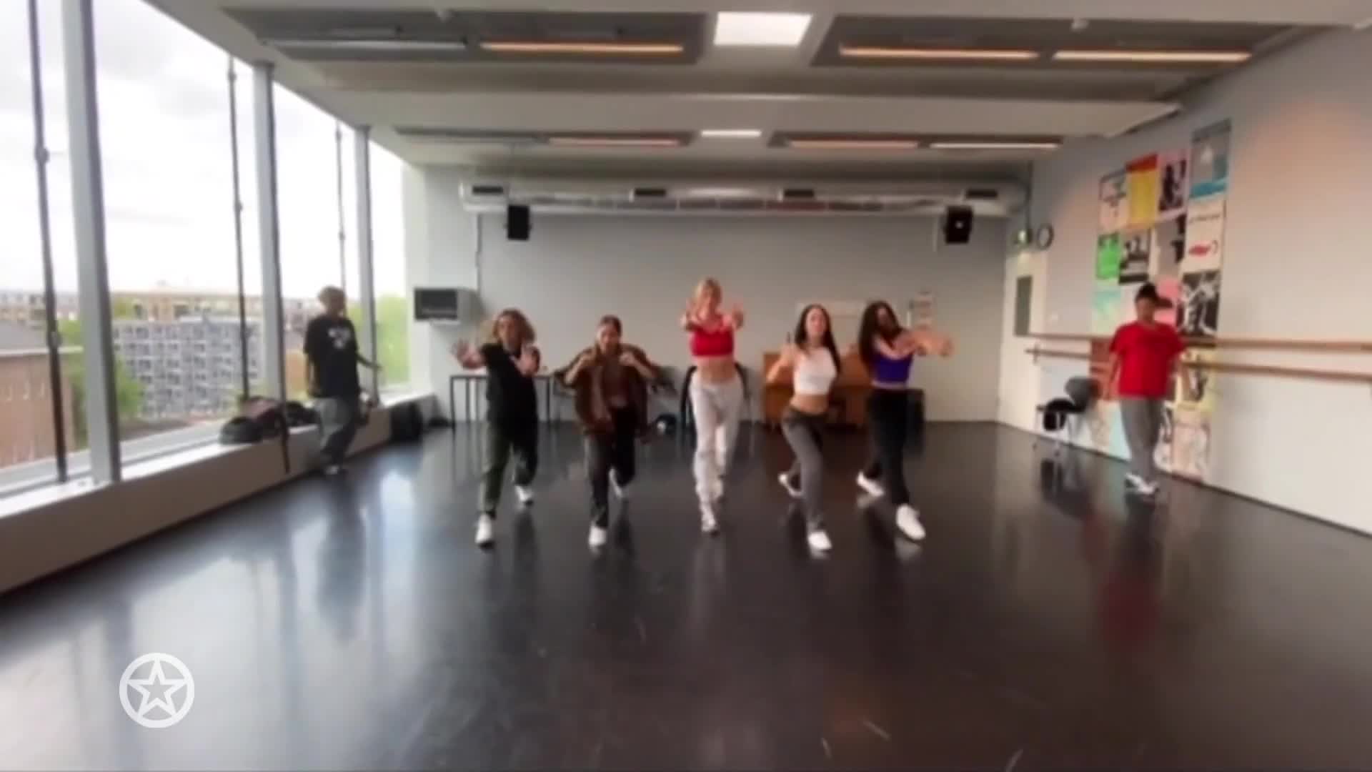 Maan wil dansers