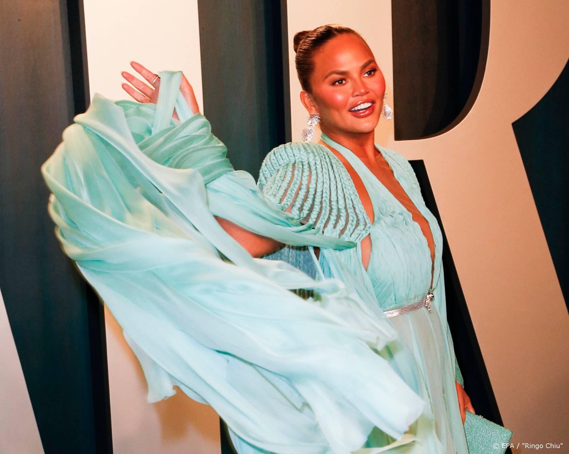 Chrissy Teigen feliciteert borstimplantaten met 10e verjaardag
