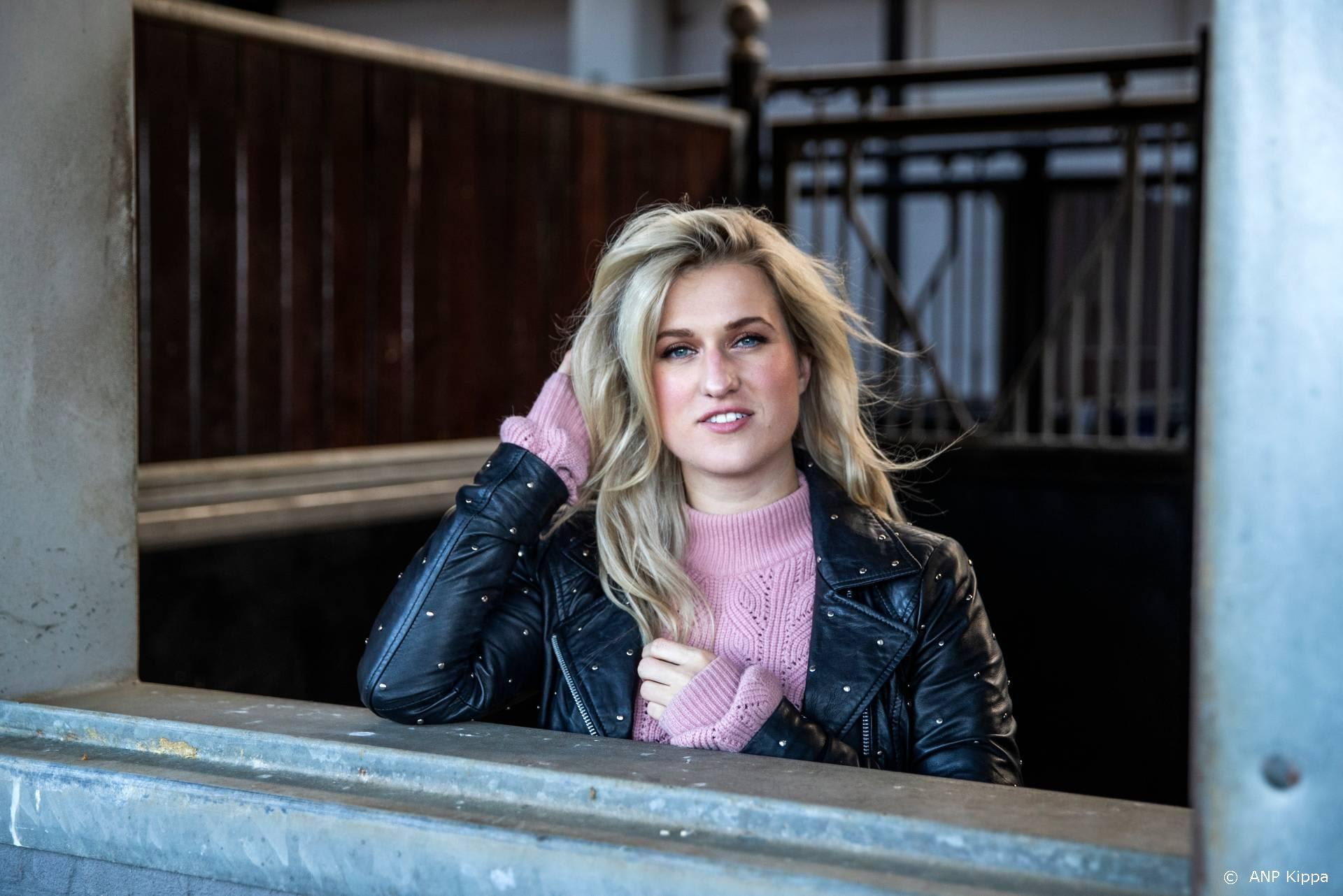 Britt Dekker zet verzorgingshuis op stelten