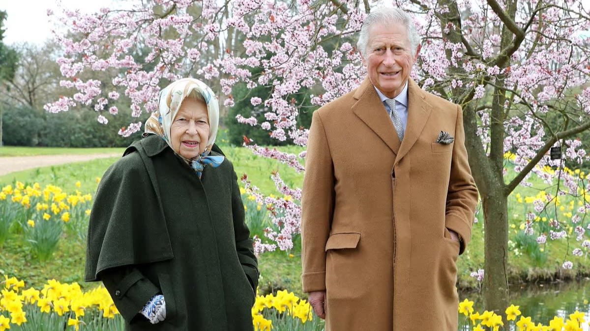 Elizabeth en Charles vieren Pasen met wandeling