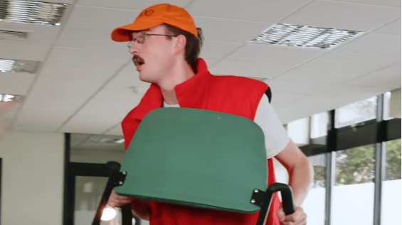 Bram Krikke en Alex Klaasen 'op de vuist' in hilarische video