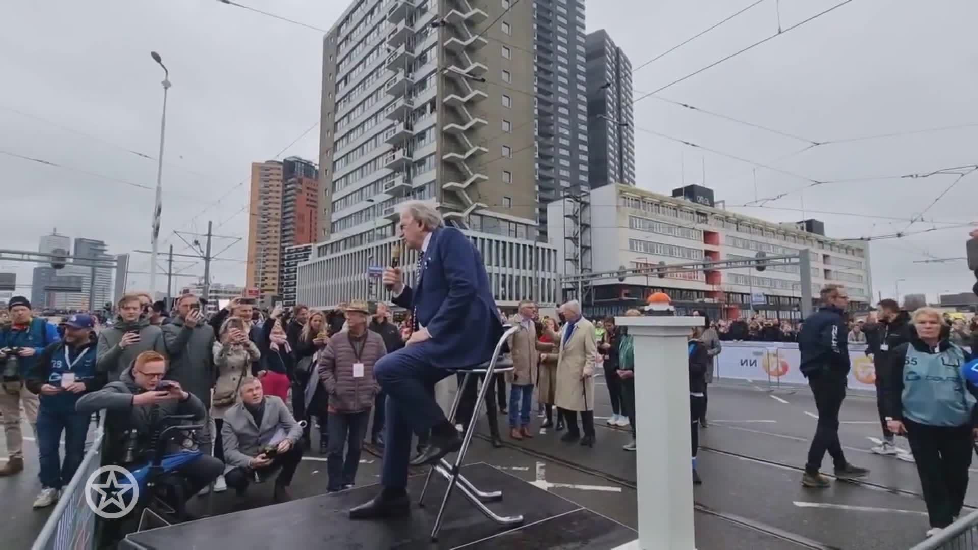 ZIEN: Lee Towers zorgt voor verbazing tijdens marathon van Rotterdam