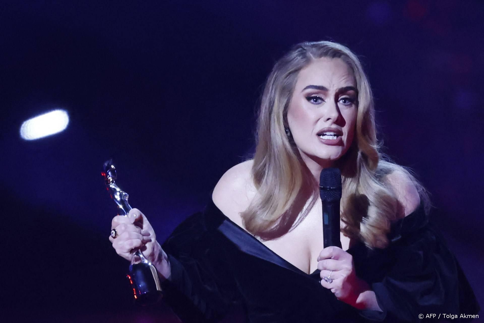 Adele waarschuwt fans: 'Ik vermoord je als je iets op podium gooit'