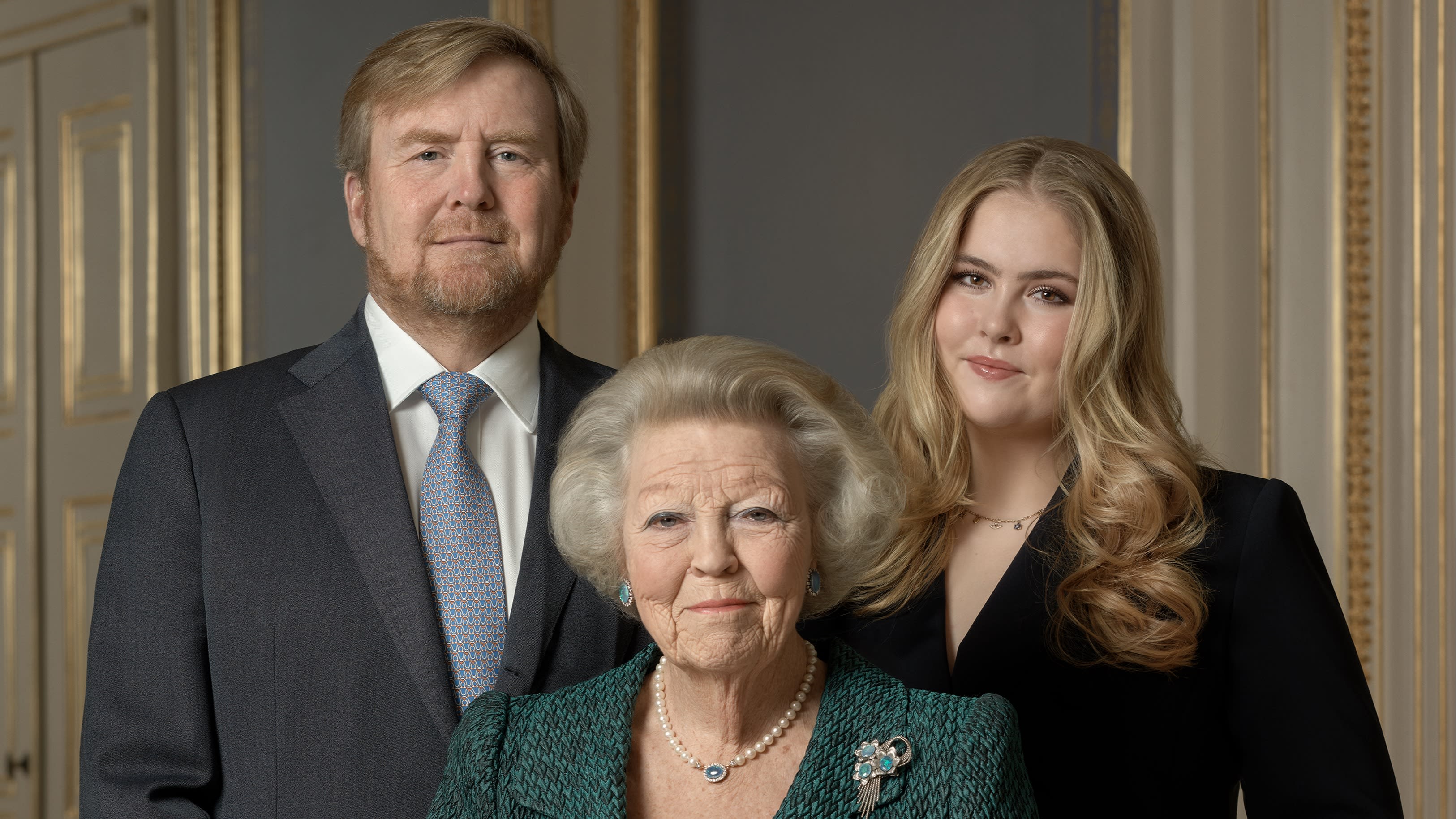 Nieuwe foto's van jarige Beatrix (85) met koning en Amalia