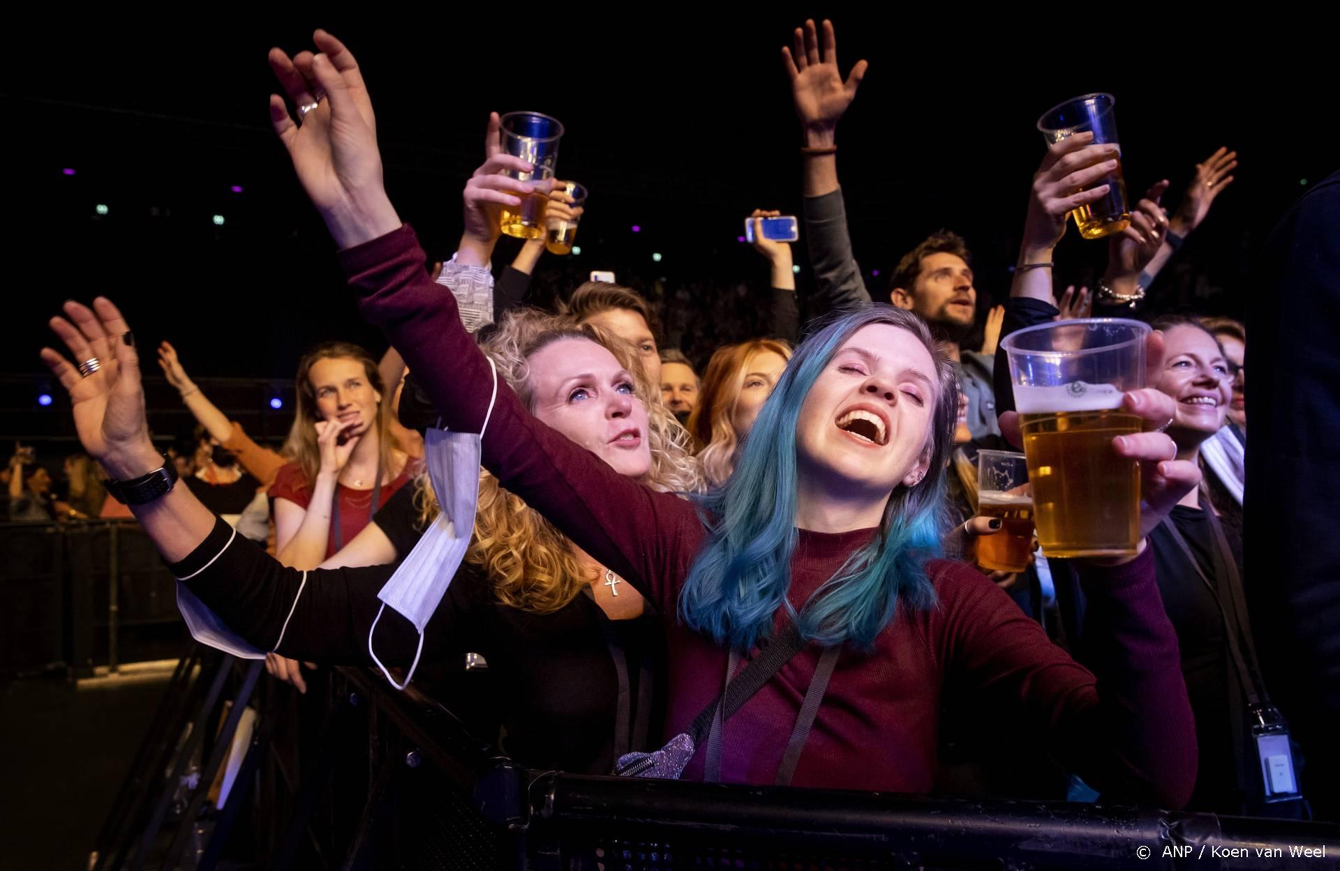 André Hazes heft glas op vader in de Ziggo Dome