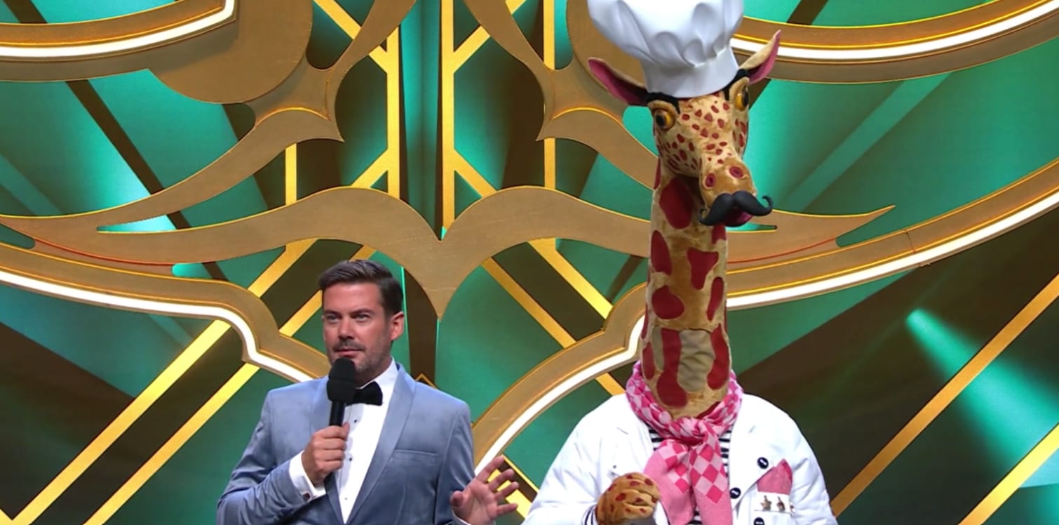 WOW?! De giraffe is de eerste afvaller in The Masked Singer