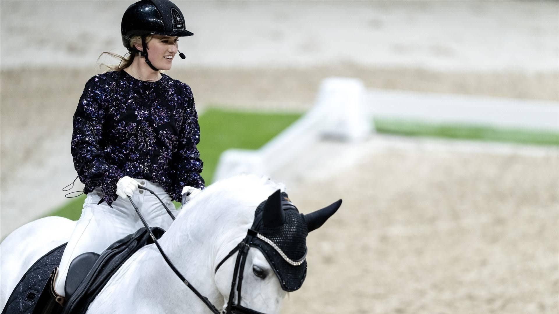 ZIEN: Britt Dekker verft paard George roze 