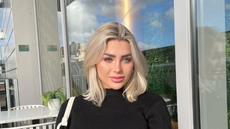 Hoofd Brits OnlyFans-model 'ontploft' in vliegtuig 