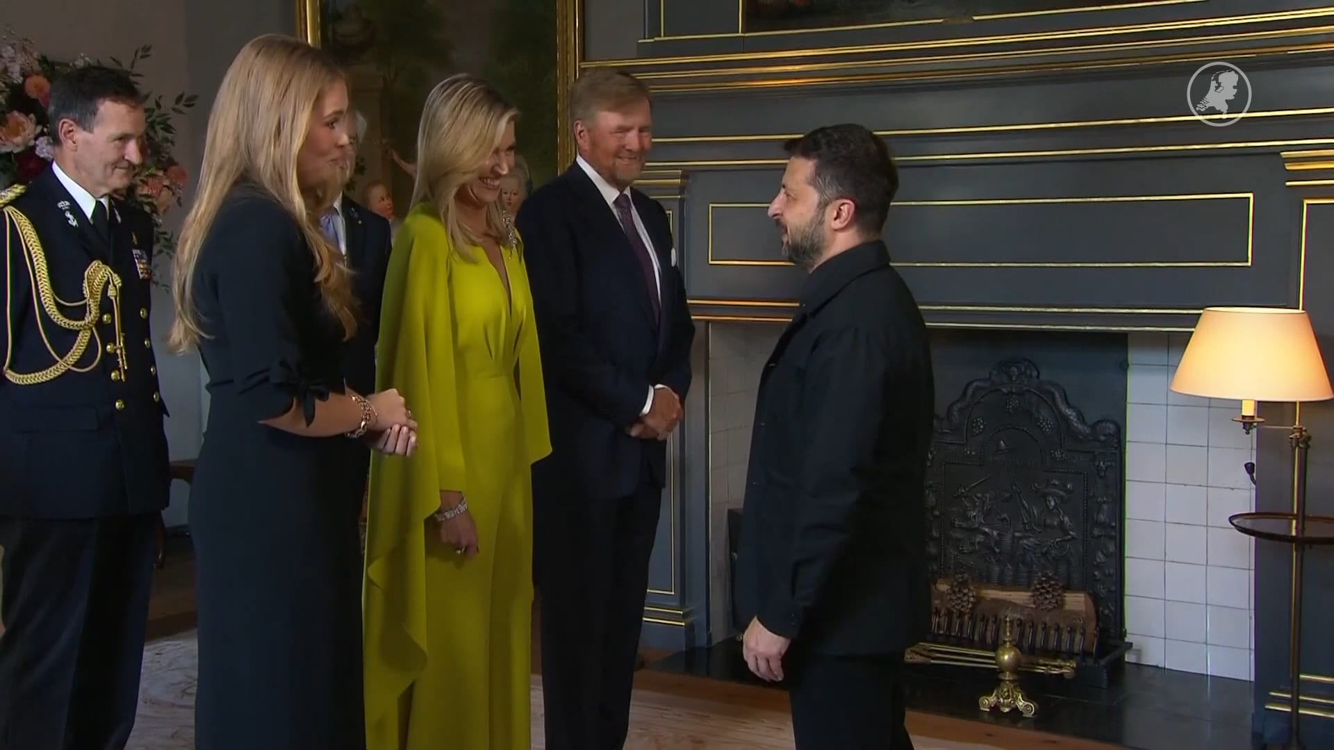 Koningspaar en Amalia ontvangen hoogwaardigheidsbekleders voor diner  (Hart van Nederland)