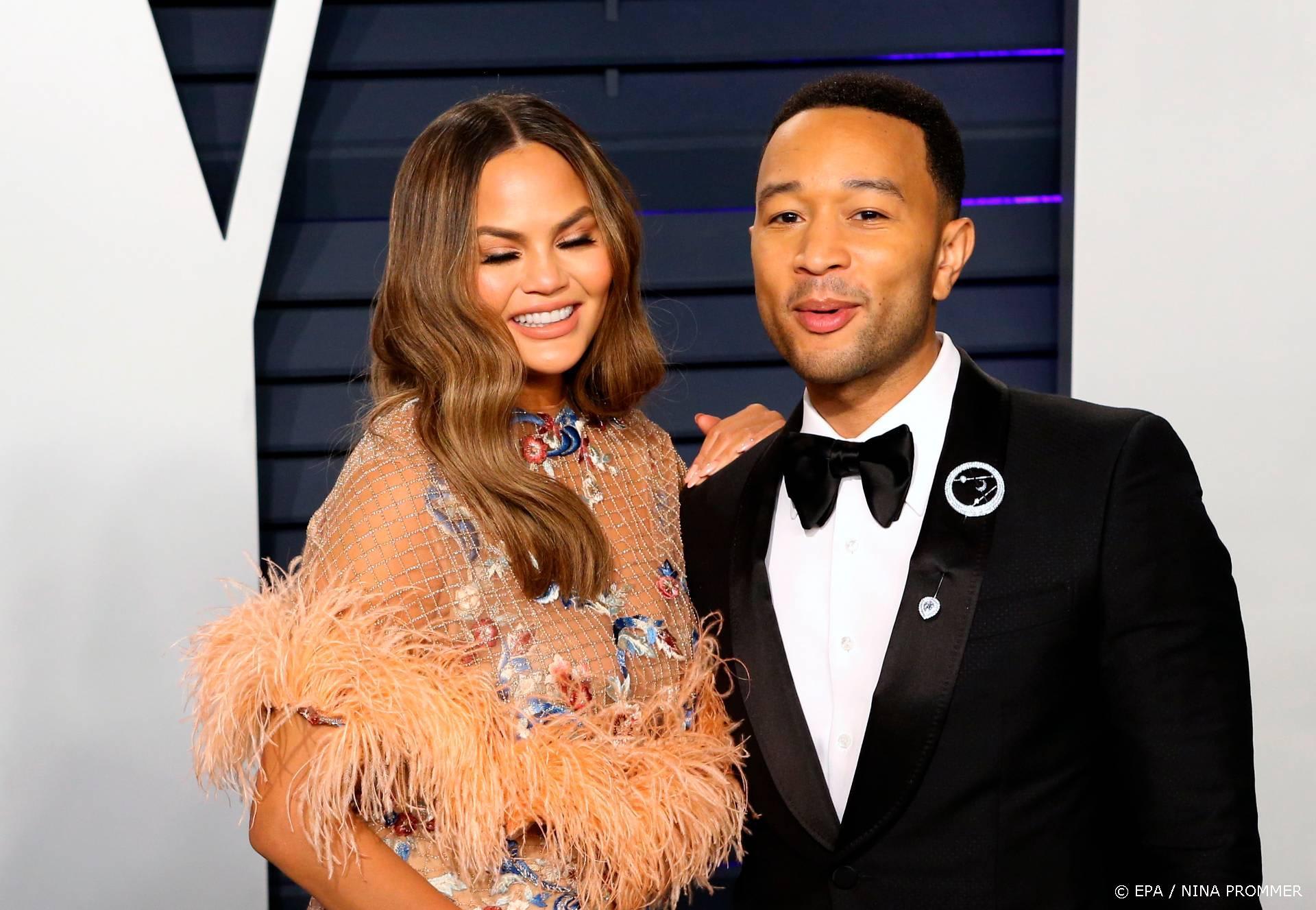 Zwangere Chrissy Teigen heeft twee weken bedrust