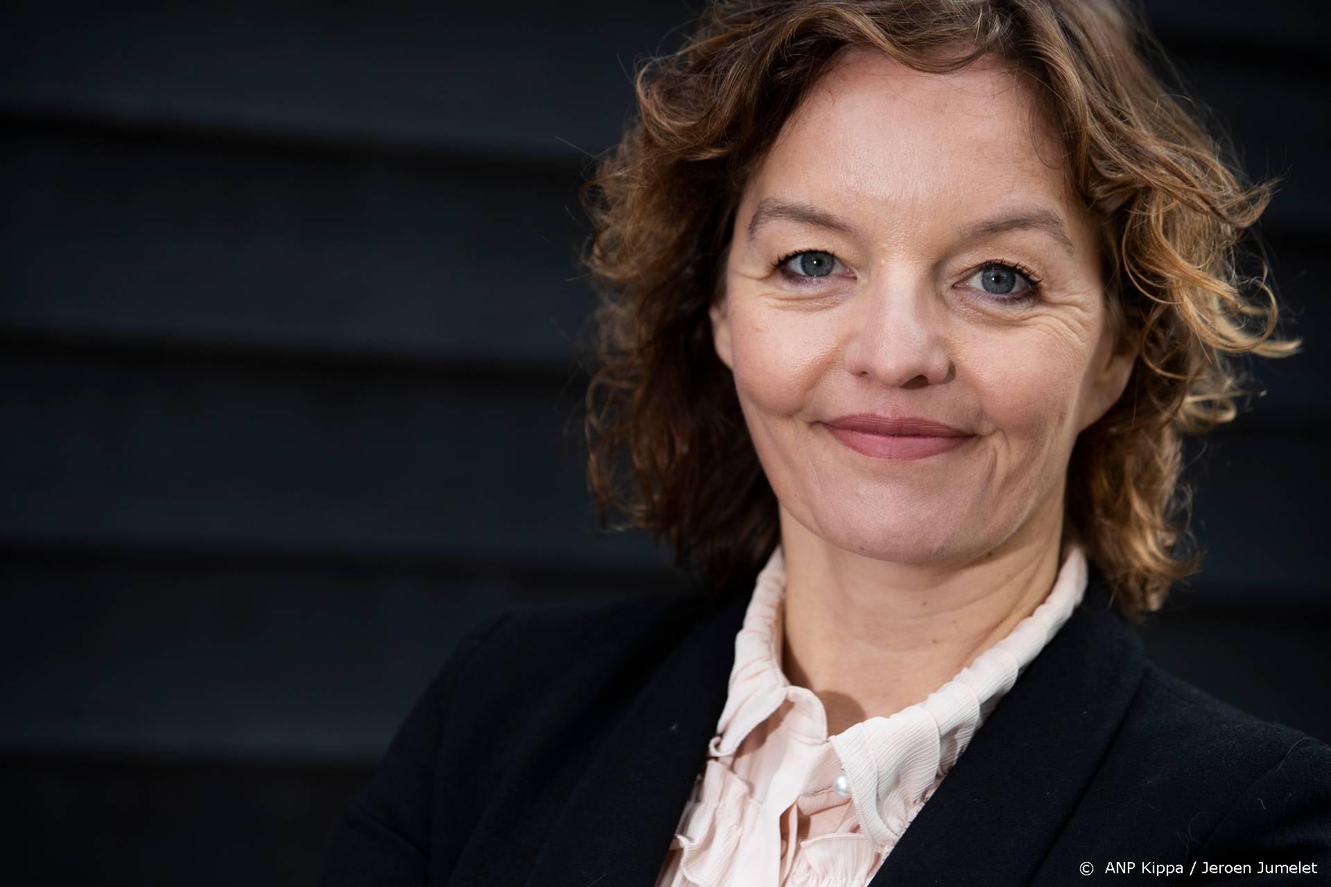 Sanne Wallis de Vries steekt de draak met coronadiscussie