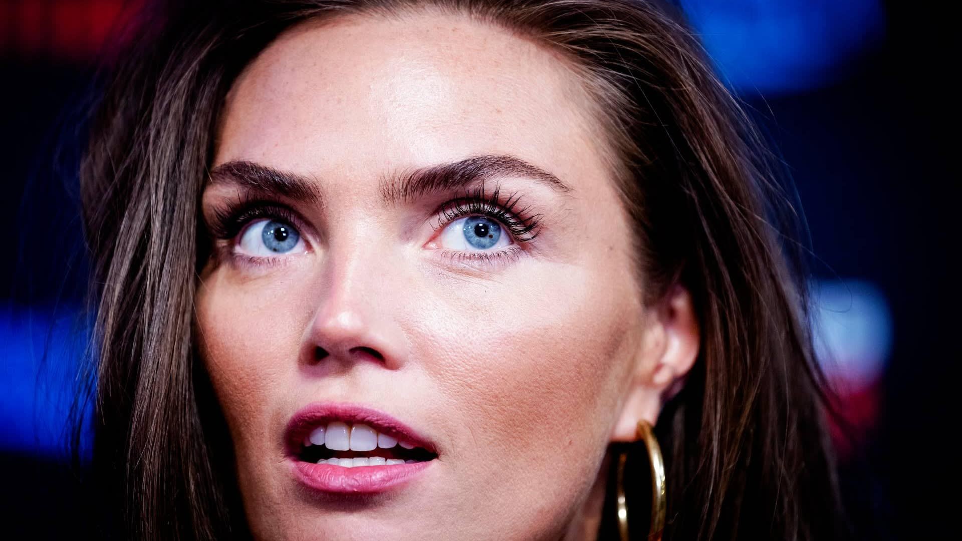 Kim Feenstra erg kritisch over (werking) coronavaccin 