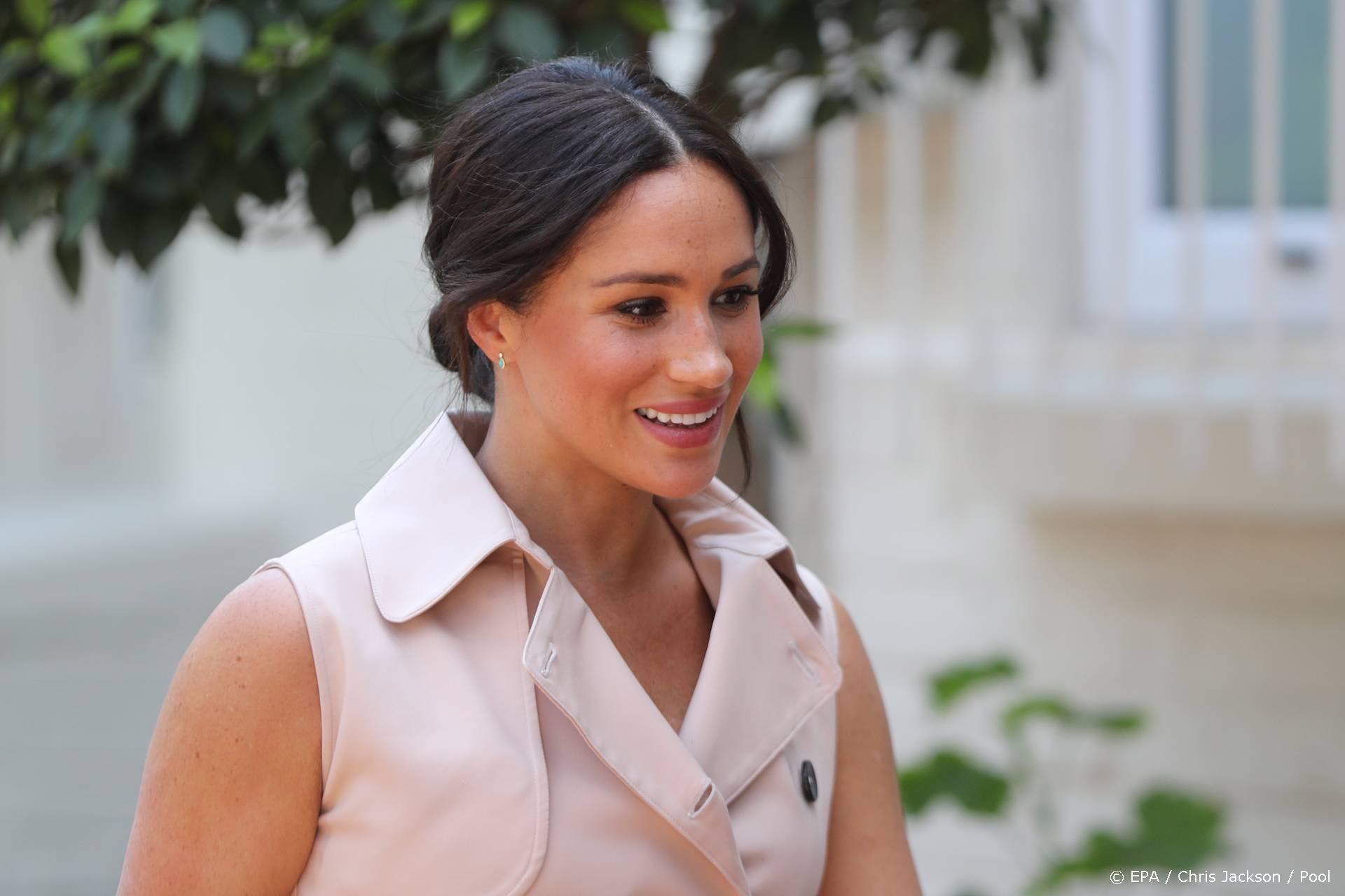 Meghan keek thuis naar uitvaart Philip