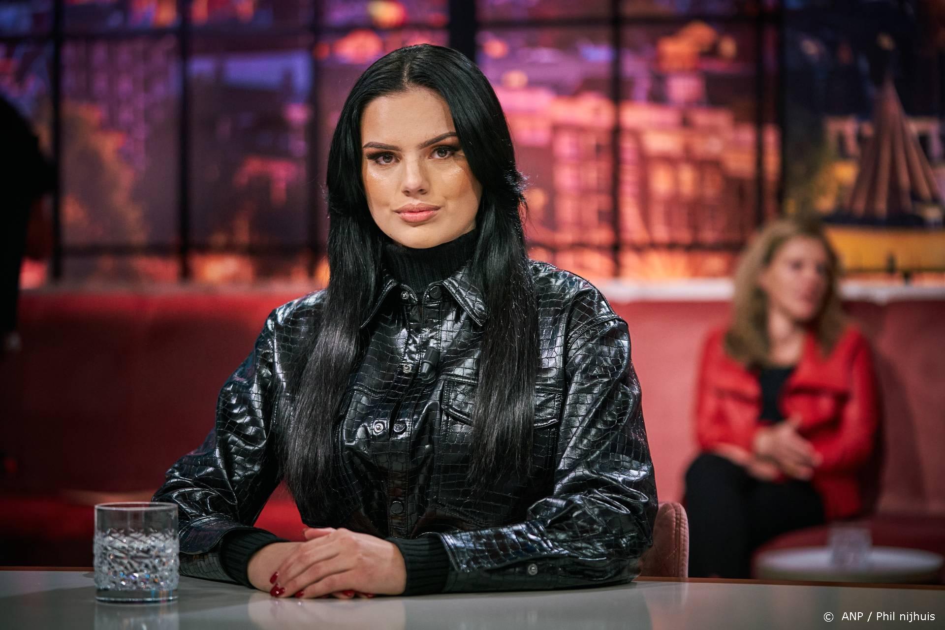Famke Louise gaat naast lezen ook sporten