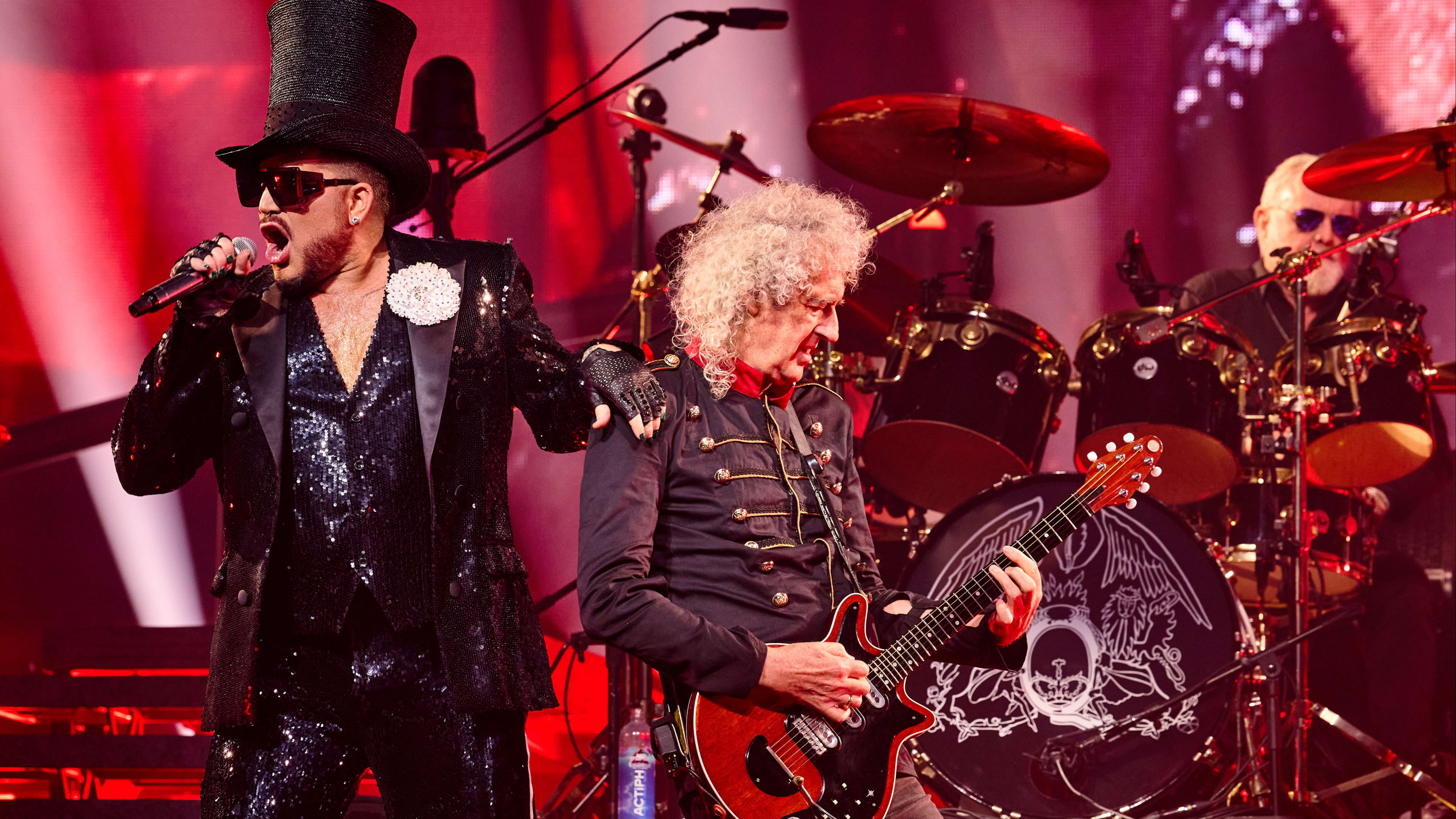 ZIEN: Queen en Adam Lambert blazen het dak van Ziggo Dome eraf