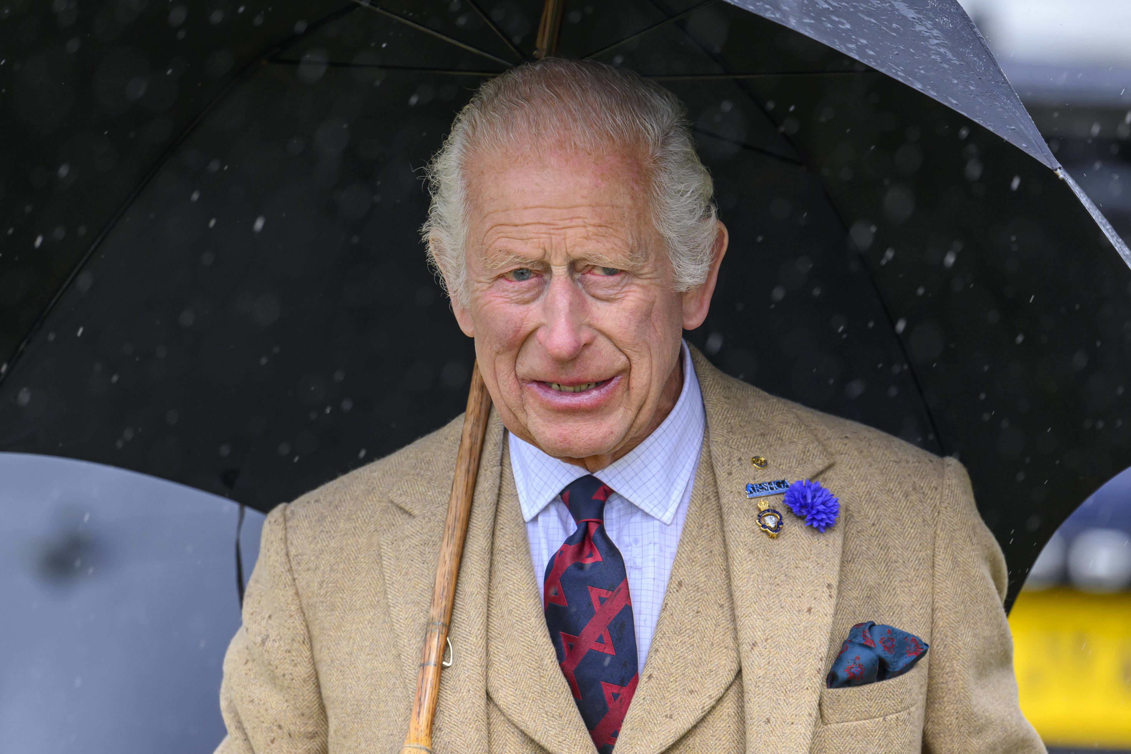 Koning Charles 'verbant' zijn omstreden broer 