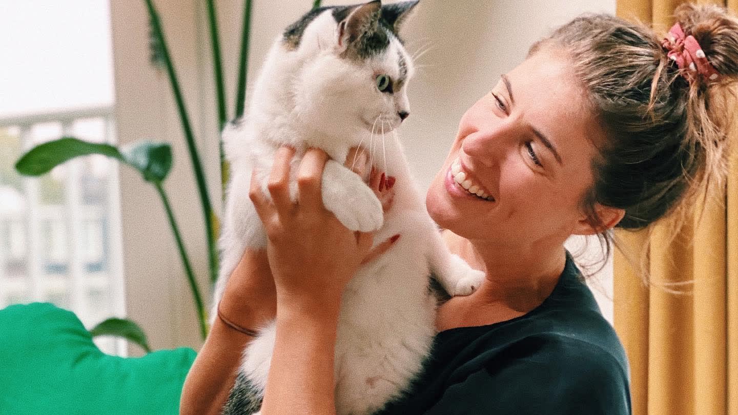 Marieke Elsinga deelt heuglijk nieuws met kat Kiki 