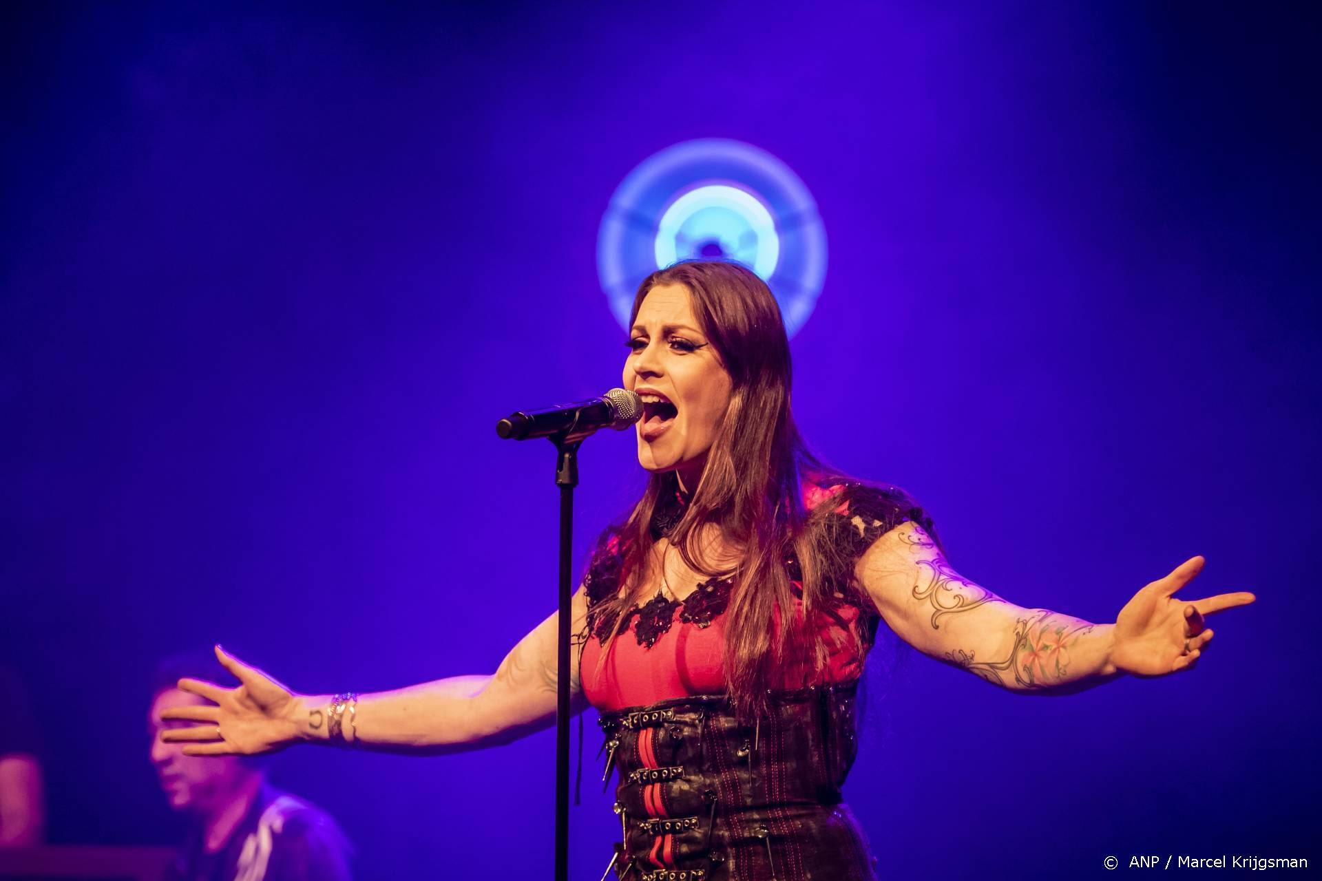 Floor Jansen staat na rollercoaster weer op het podium: Wat een aftrap