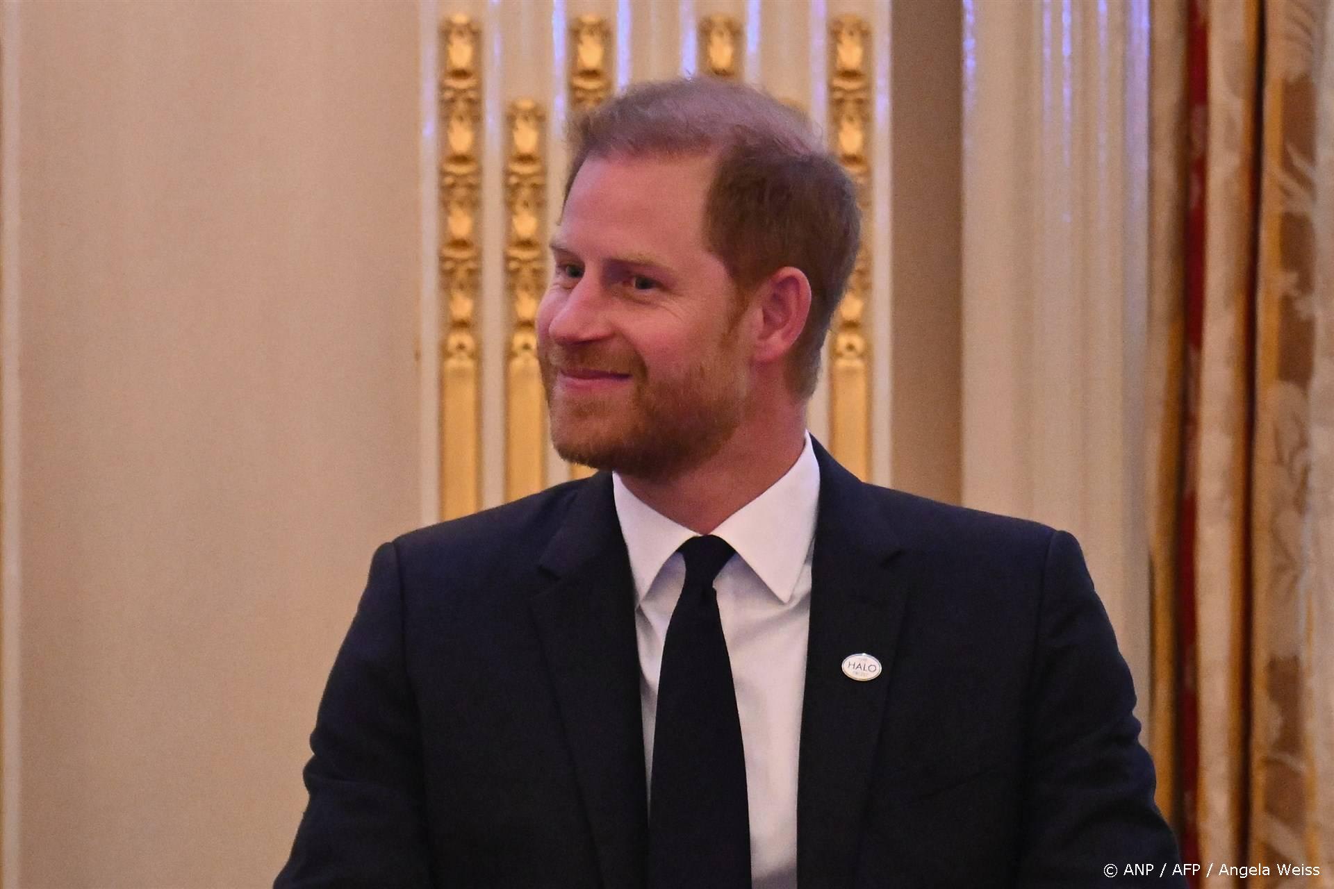 Prins Harry gespot bij tattoozaak
