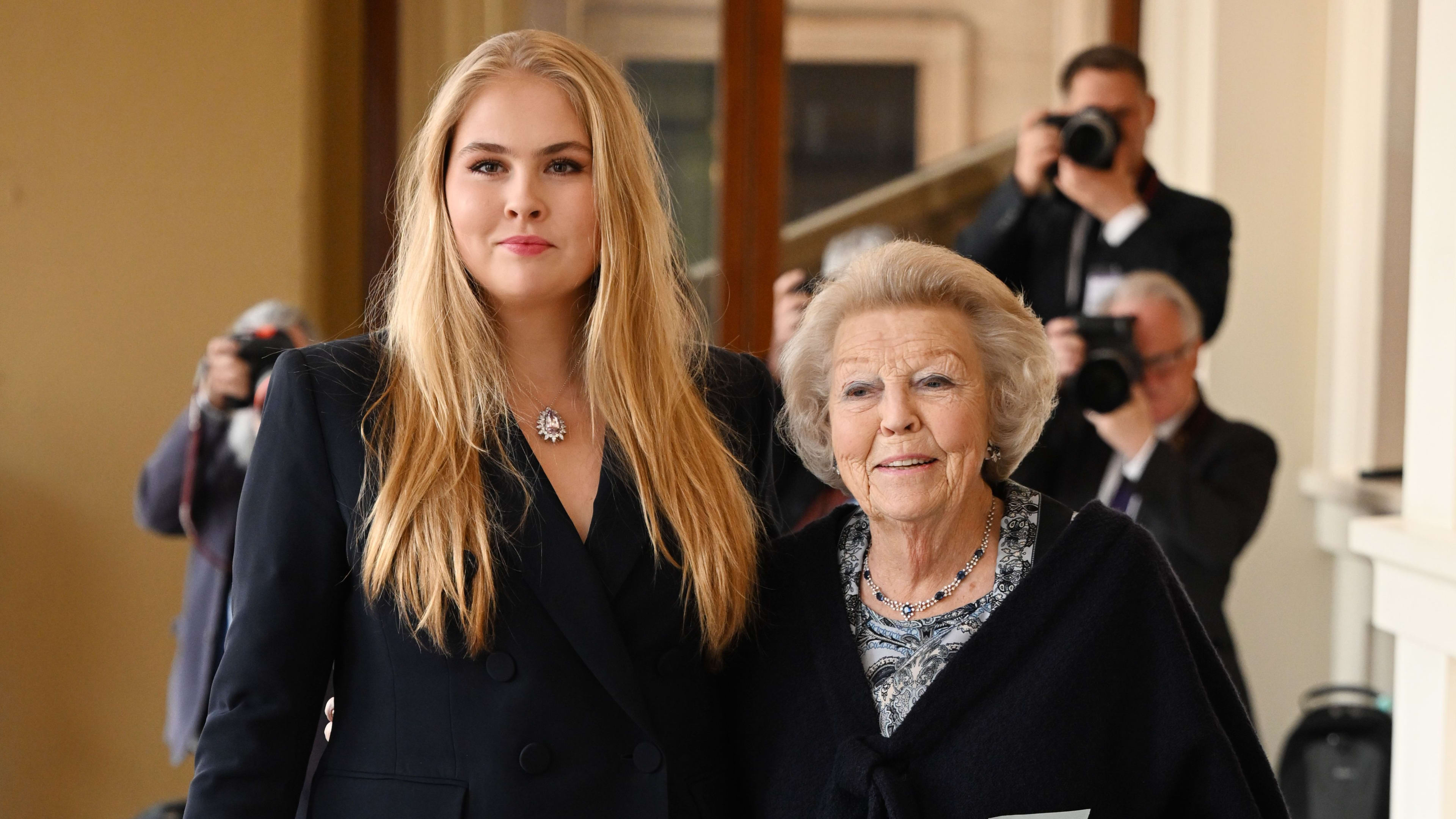 Amalia en Beatrix aangekomen bij Buckingham Palace