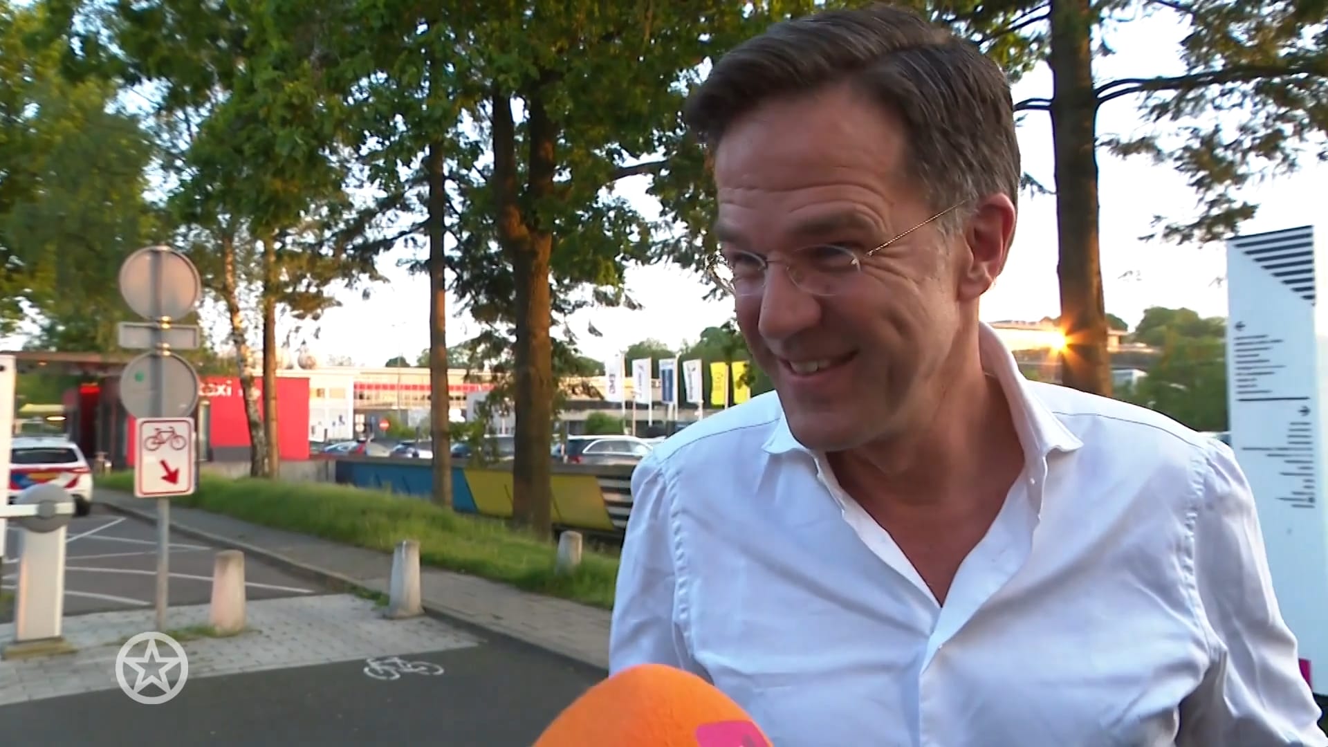 ZIEN: Dit gaat Mark Rutte met zijn gekregen dildo doen