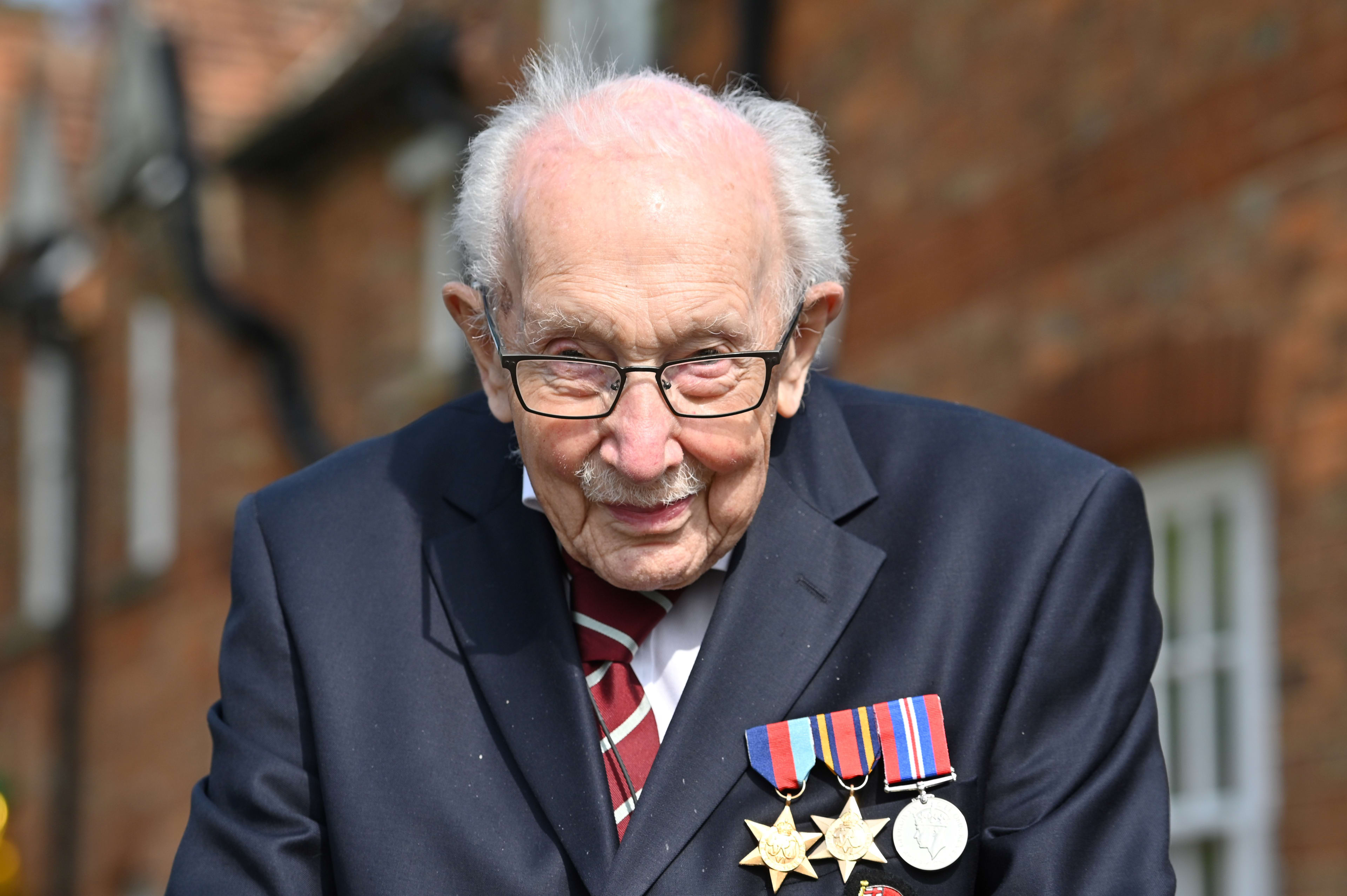 Queen Elizabeth stuurt condoleances naar familie coronaheld Tom Moore