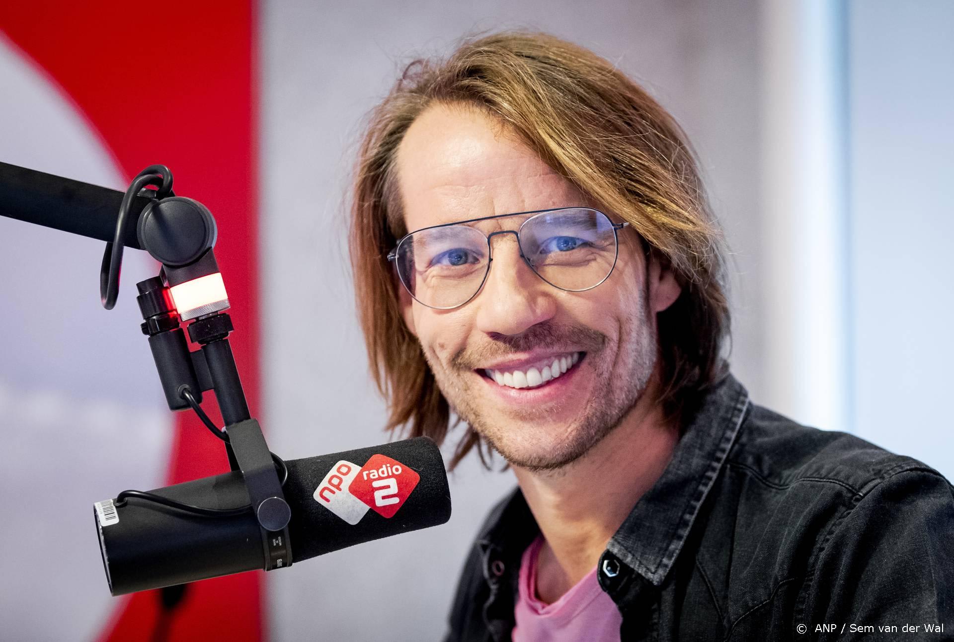 ZIEN: NPO Radio 2-crew vangt beruchte vleermuis in studio